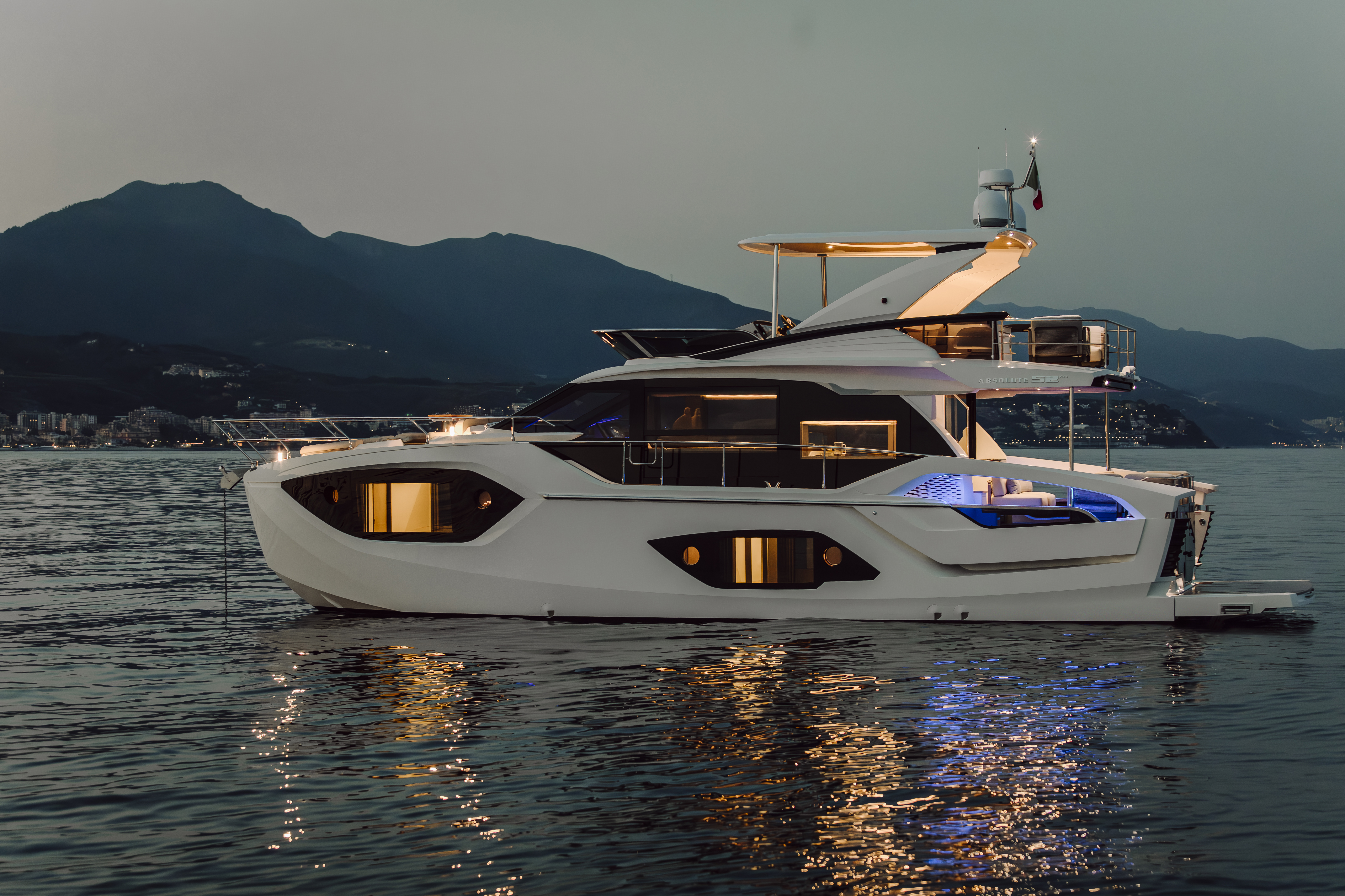 52 FLY guest twin cabin — two single berths, portlight