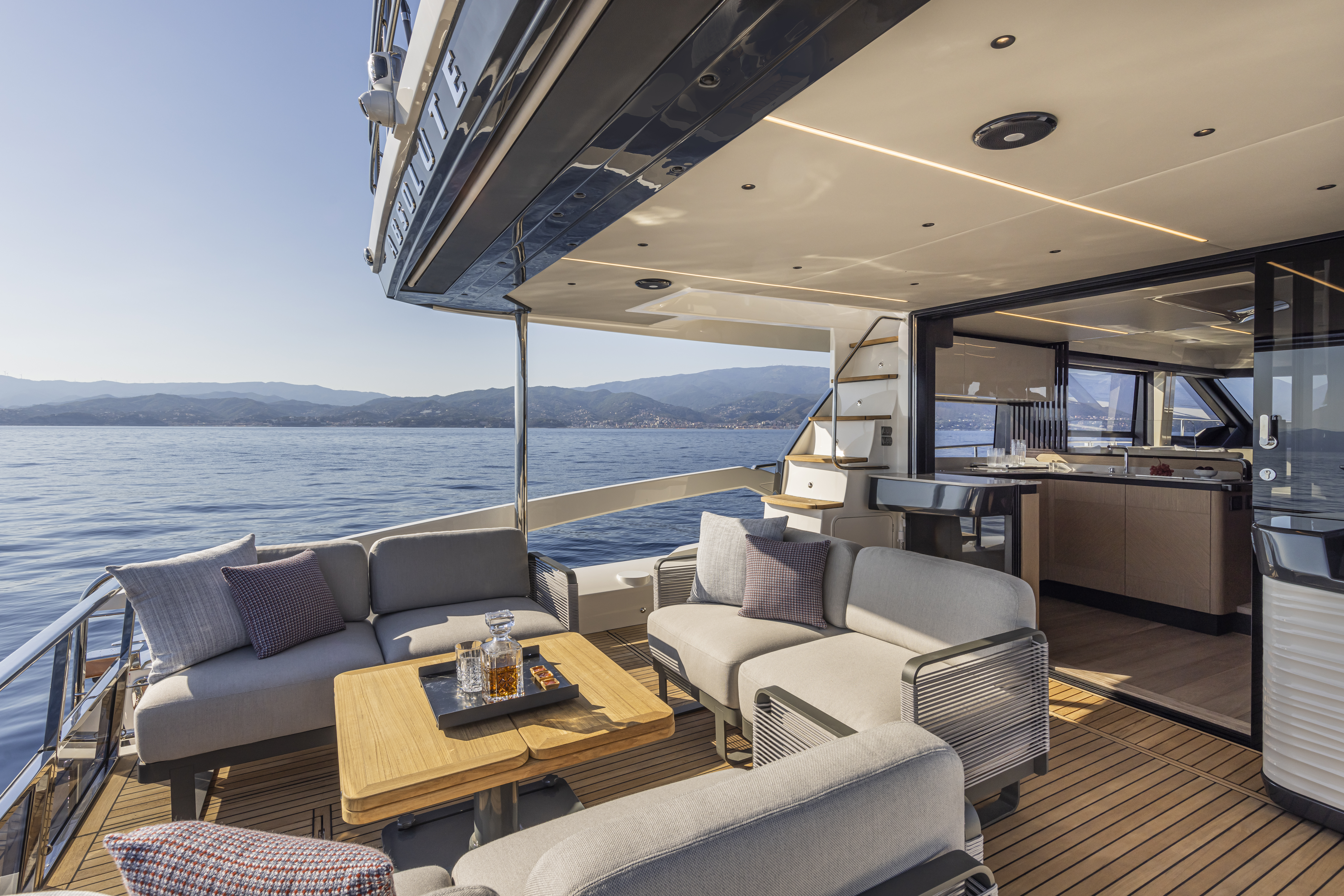 56 FLY guest en-suite — vessel basin, shower