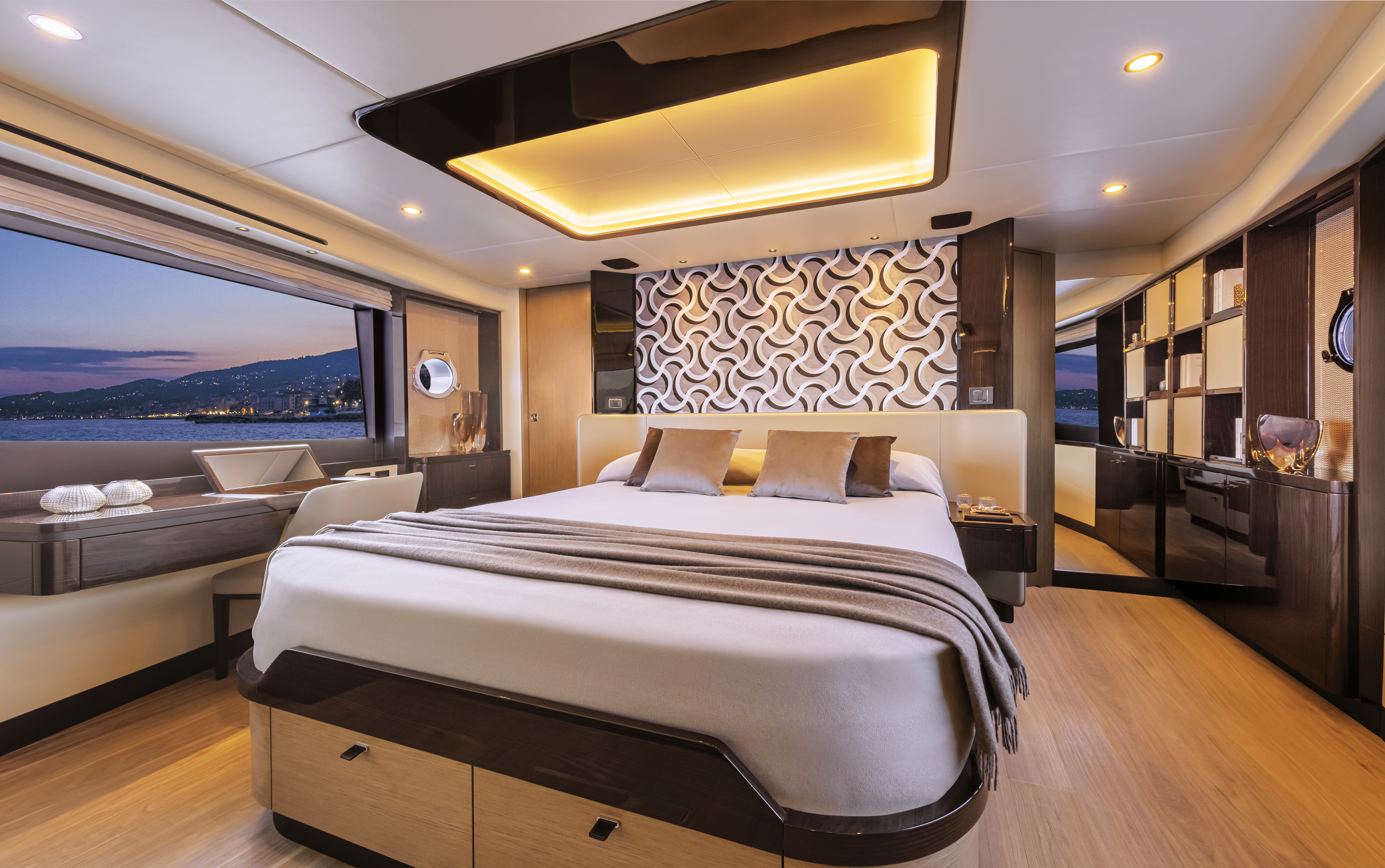 60 FLY interior