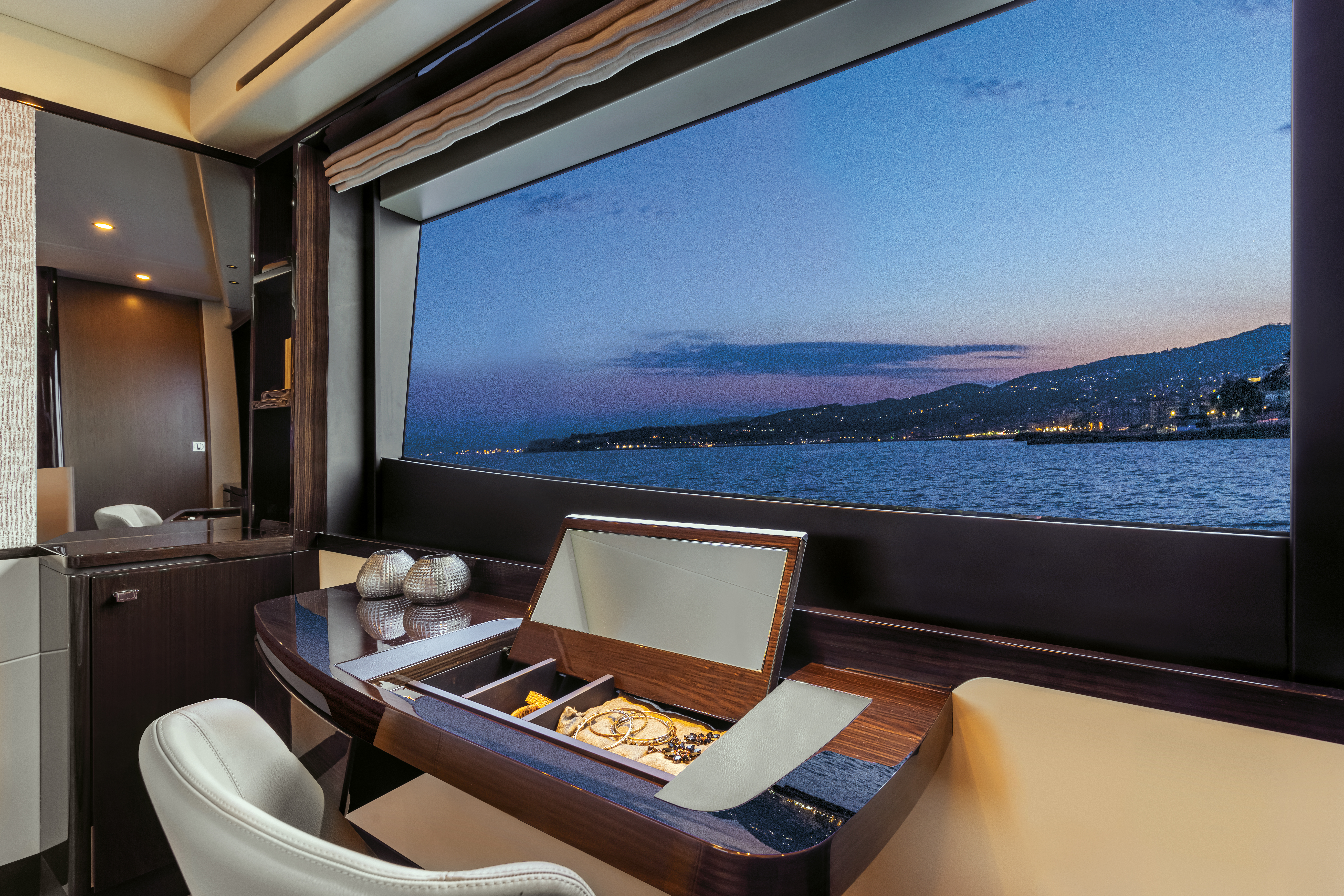 60 FLY interior