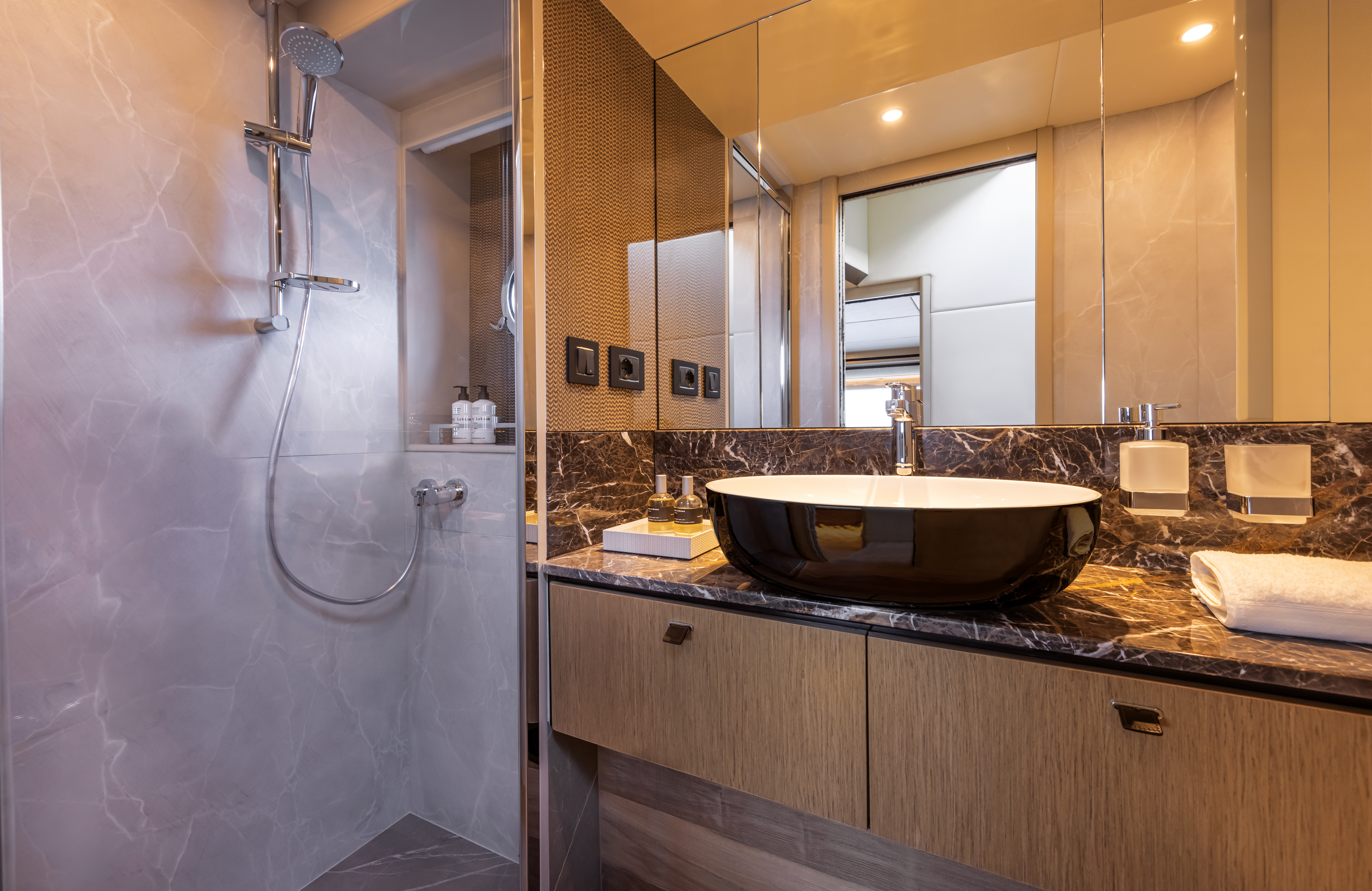 60 FLY bathroom