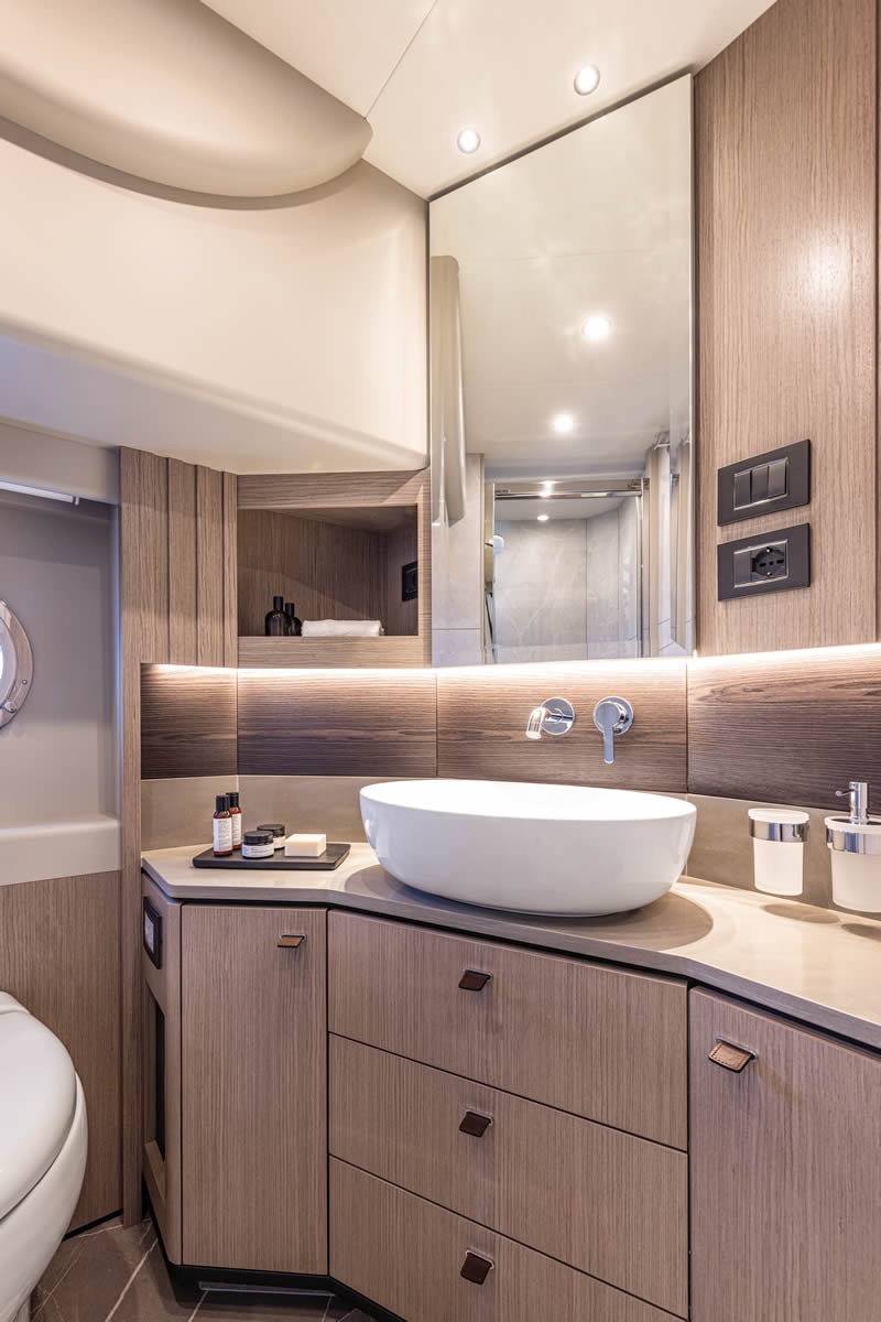 Navetta 53 full-beam master stateroom queen berth