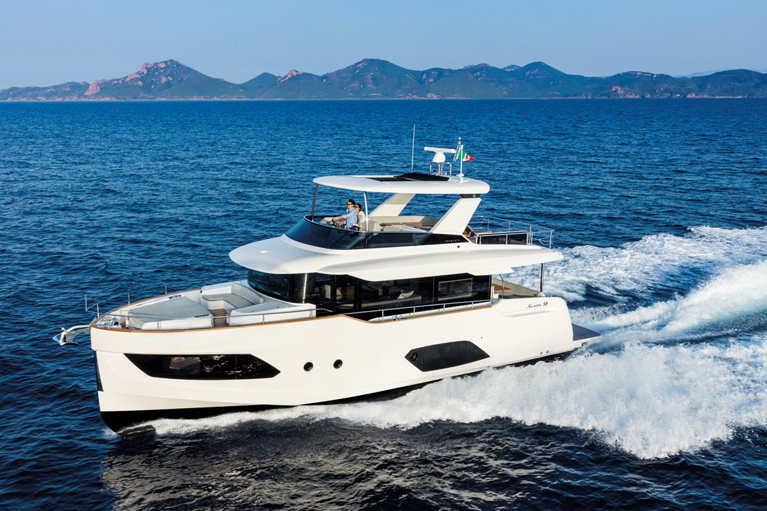 Navetta 58 stern swim platform