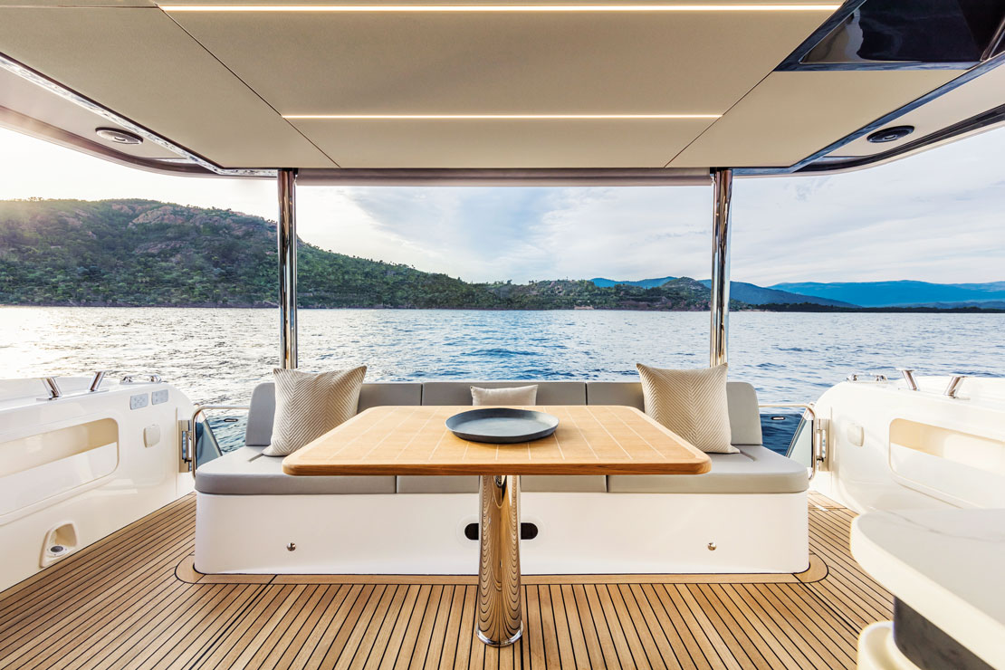 Navetta 58 foredeck lounge