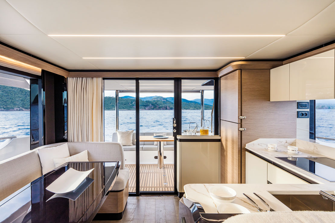 Navetta 58 cockpit flow to interior