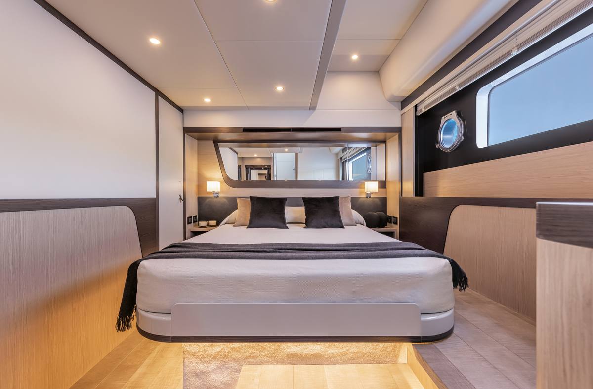 48 Coupé master stateroom