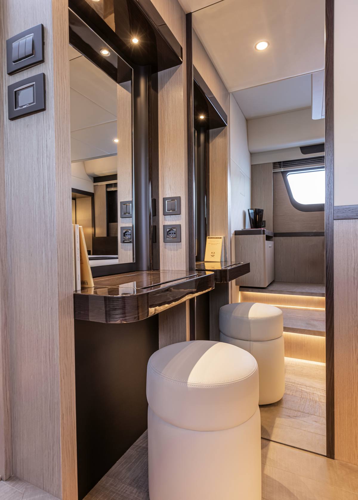 48 Coupé guest cabin — twin berths