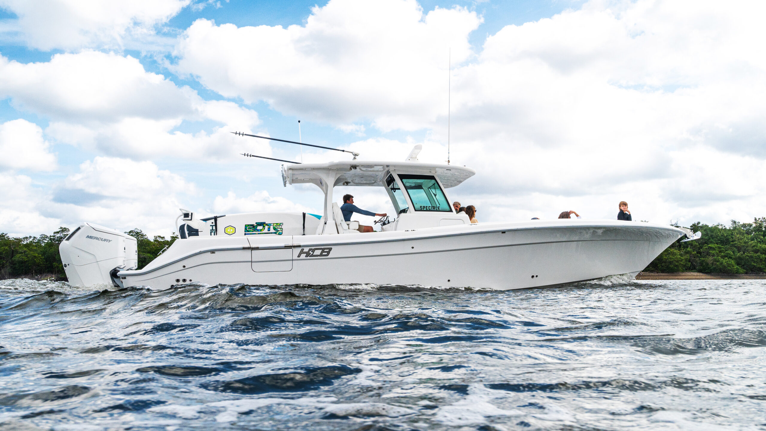 HCB 39 Speciale running shot, white hull