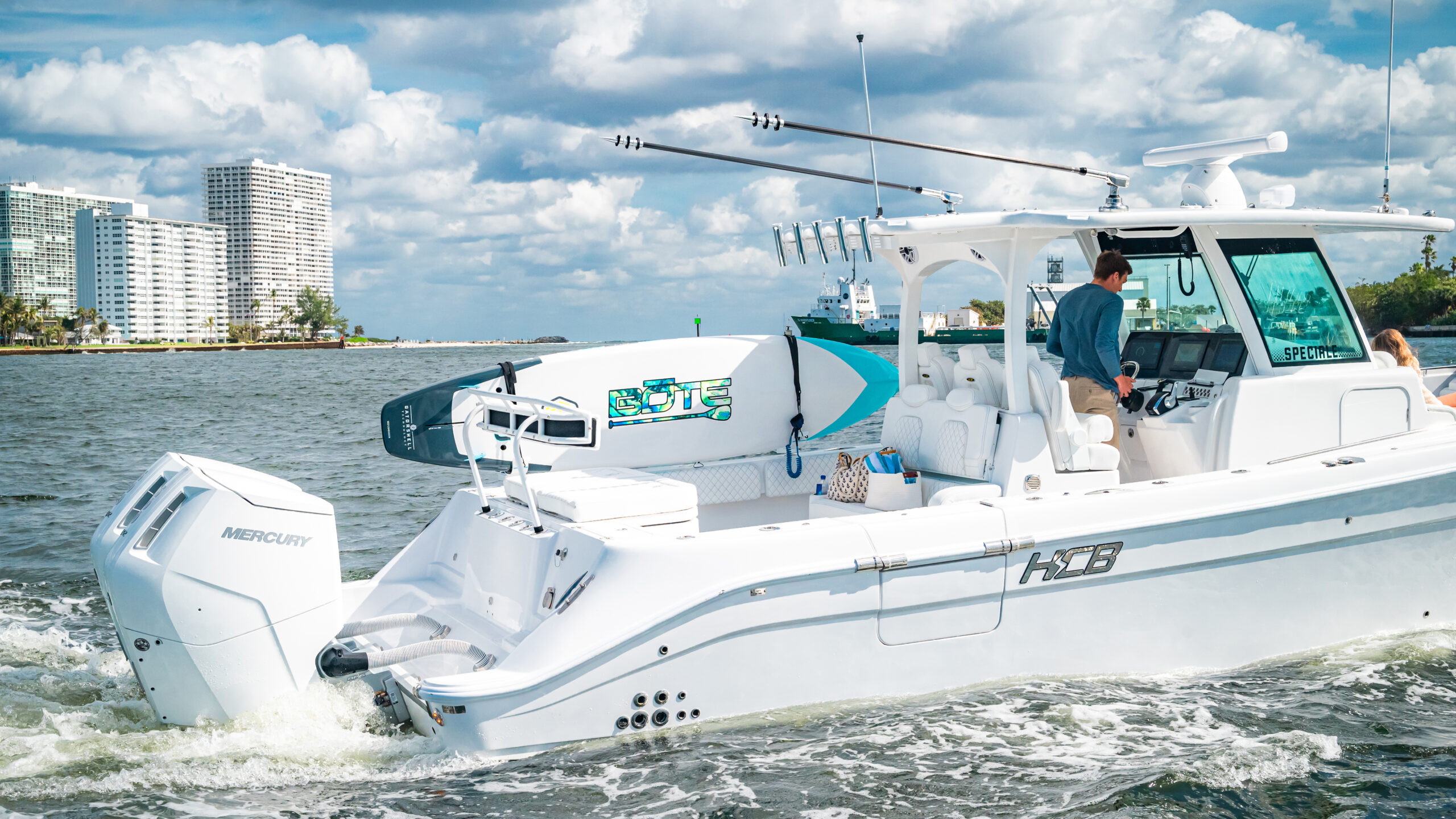 HCB 39 Speciale — Miami skyline backdrop, port quarter view