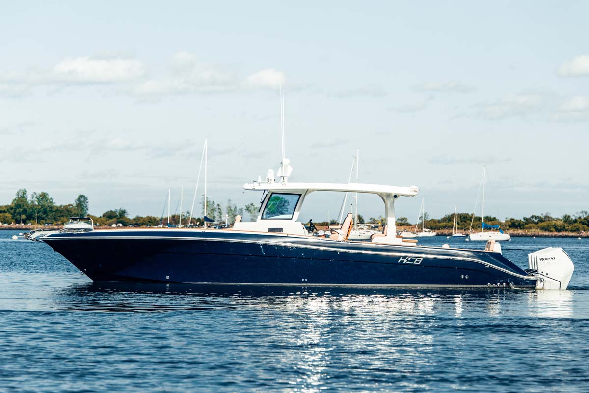 HCB 42 Lujo running shot, dark hull