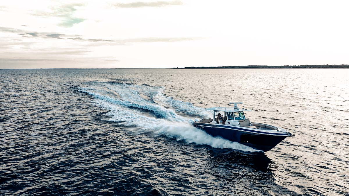 HCB 42 Lujo — grey hull port profile, quad Racing 450