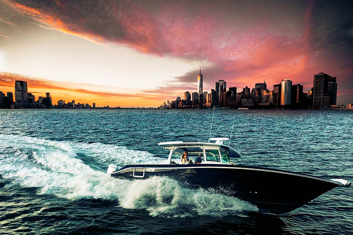 HCB 42 Lujo — blue hull offshore aerial, long wake