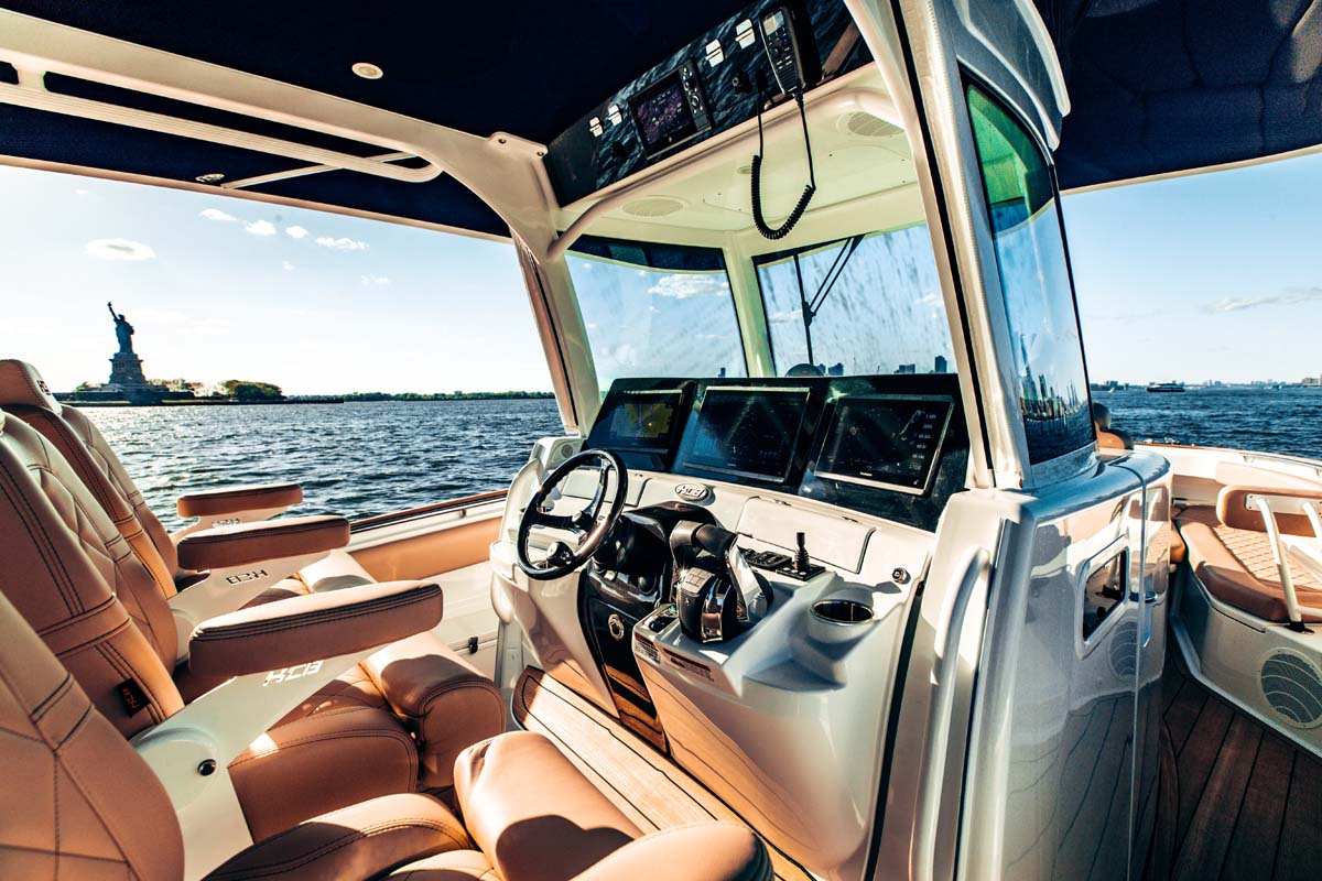 HCB 42 Lujo helm — navy-top build, all-white console