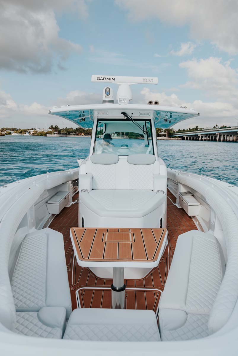 HCB 42 Lujo — helm seat detail, white quilted diamond-stitch