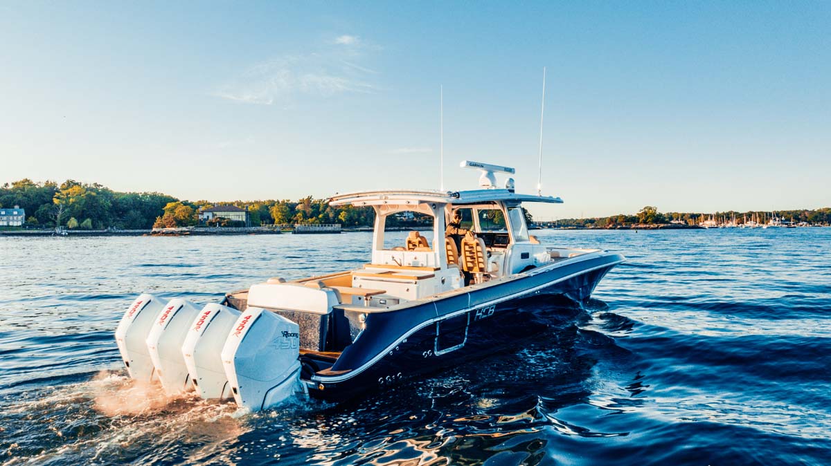 HCB 42 Lujo — gloss black hull bow-on