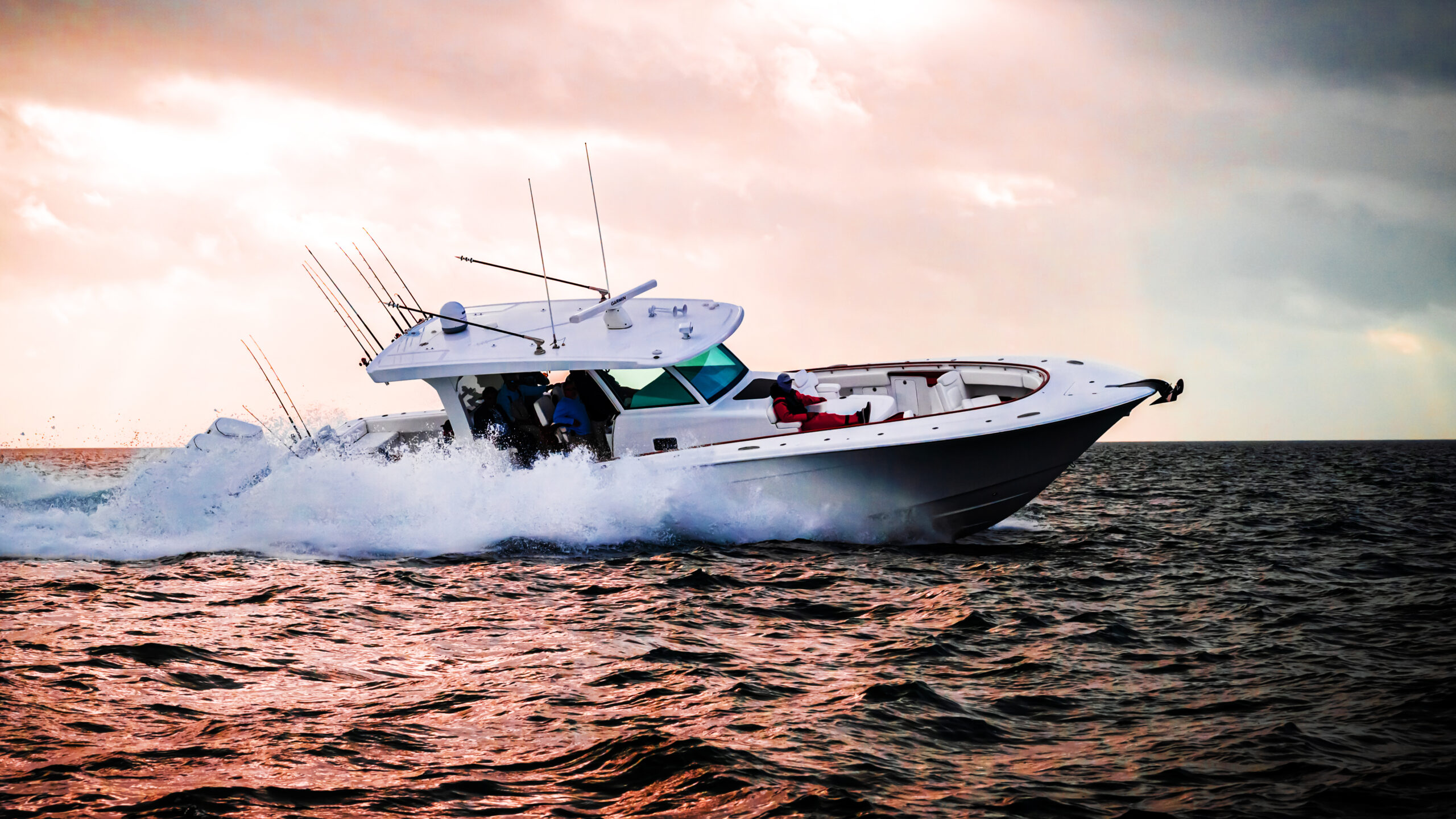 HCB 48 Campeón offshore dawn running shot, dark hull