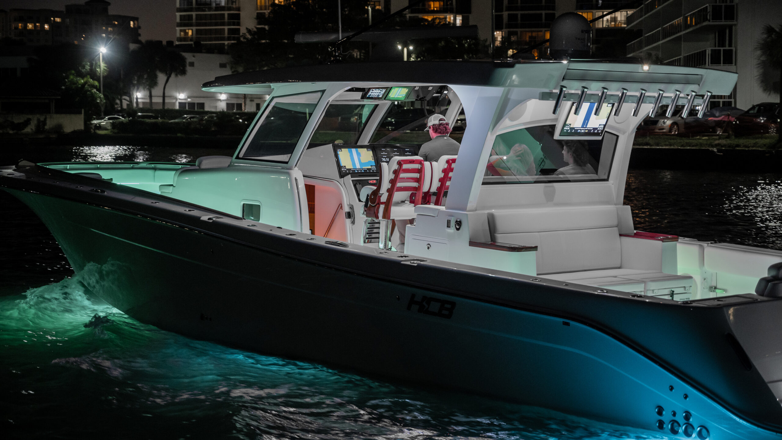 HCB 48 Campeón — night running close, helm lit green, rod holders, HCB badge