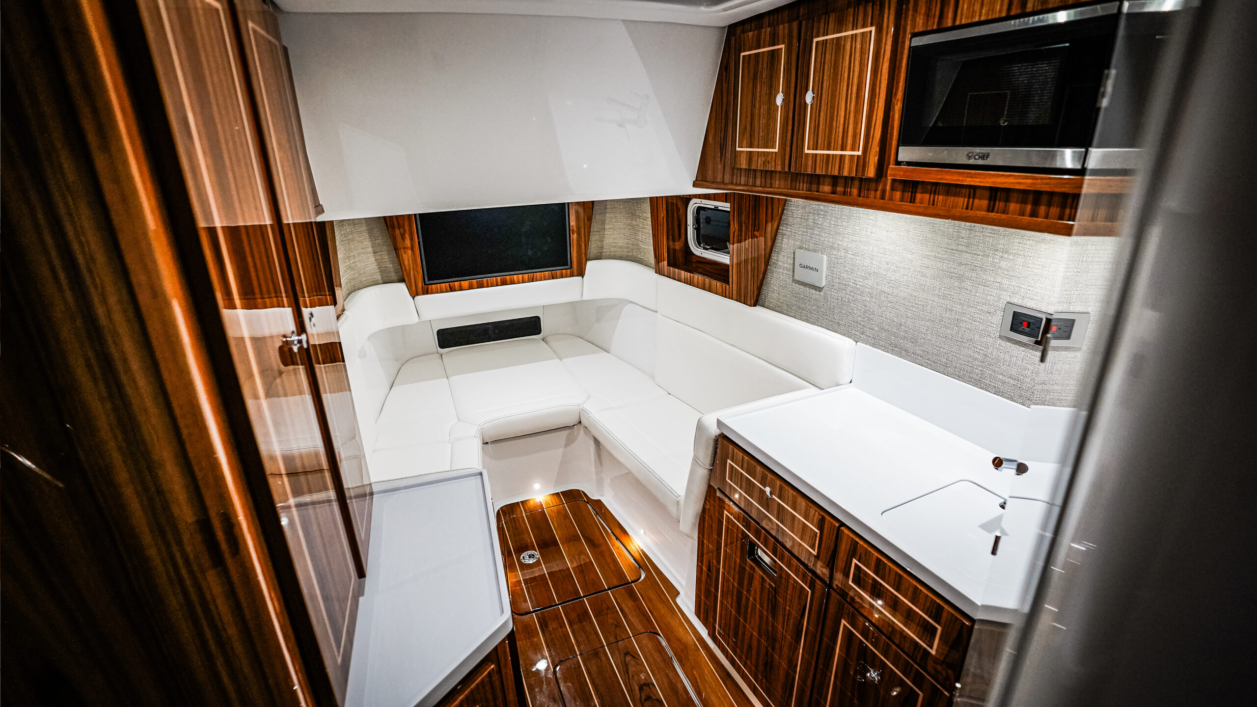 HCB 48 Campeón cabin — U-settee, full galley with microwave, teak sole, Garmin panel