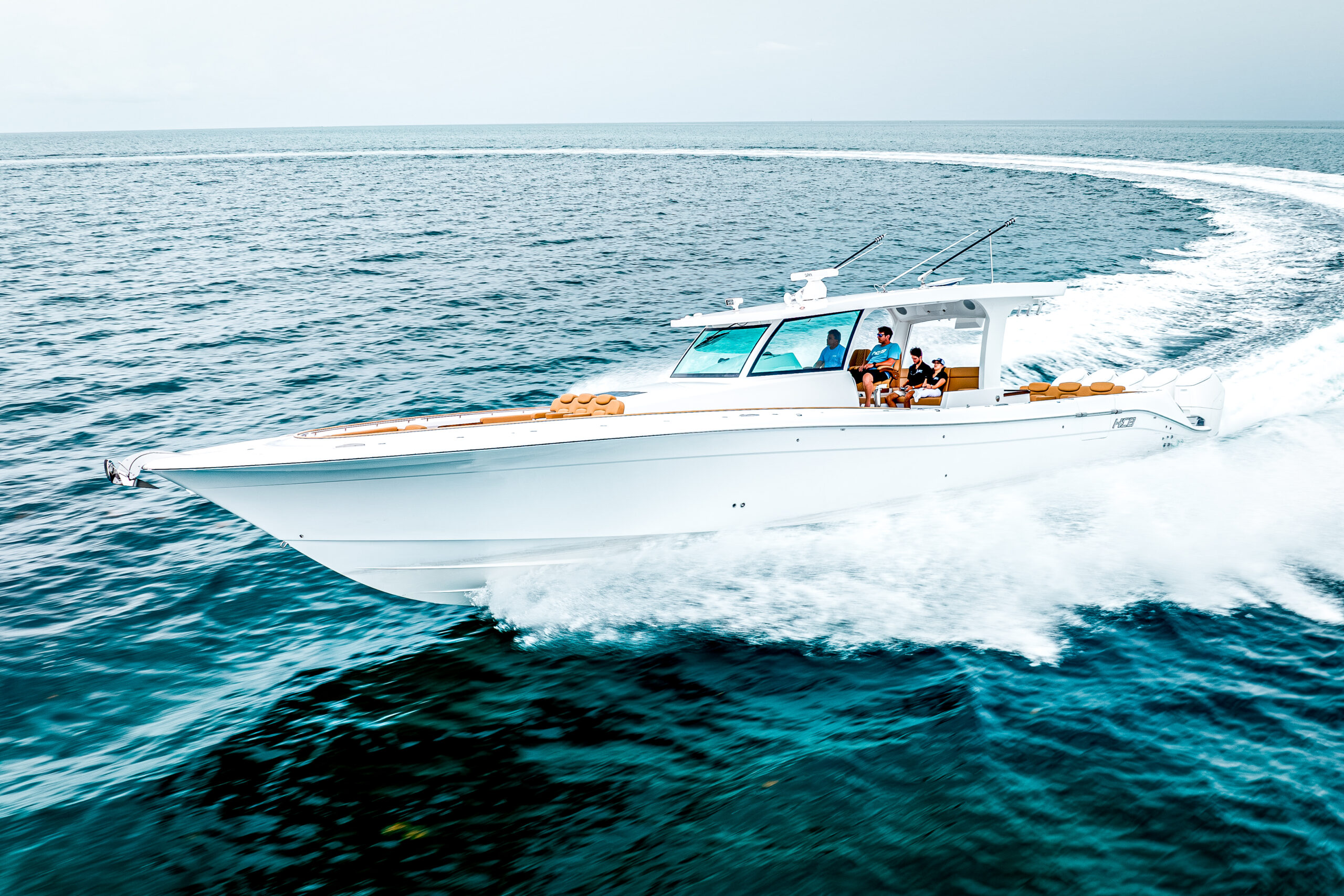 HCB 56 Sueños GIX running shot, white hull, carving turn