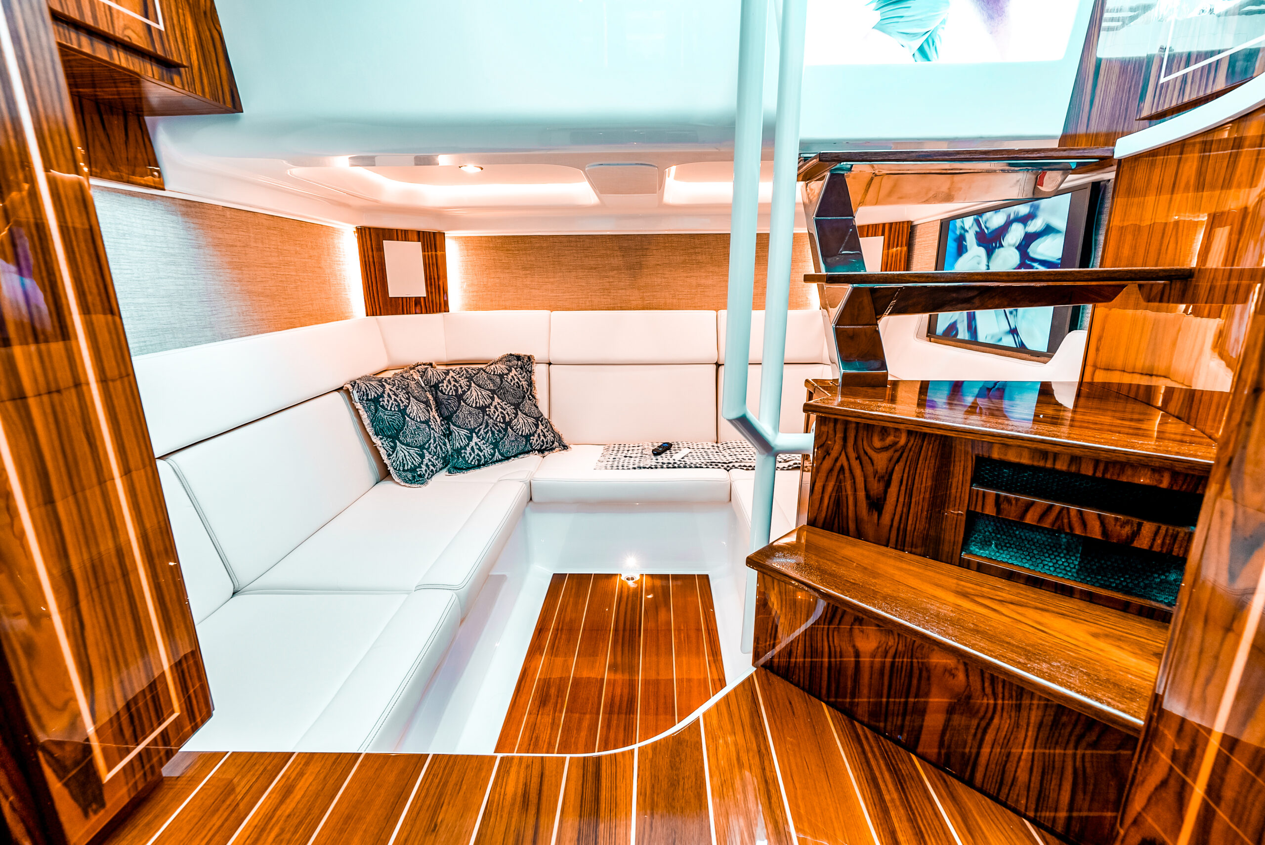 HCB 56 Sueños GIX salon interior — alternate angle, TV visible, teak stairs
