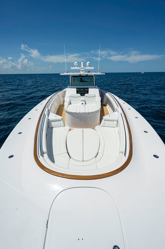 HCB 65 Estrella — aft quarter running, Garmin radar visible, Bahamas backdrop