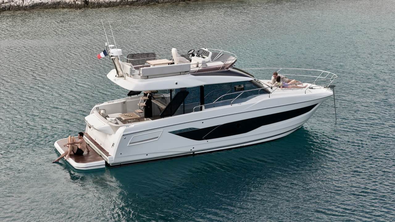 Prestige F4.3 on the water