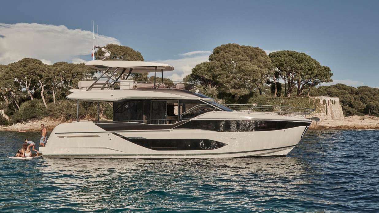Prestige F5.7 on the water