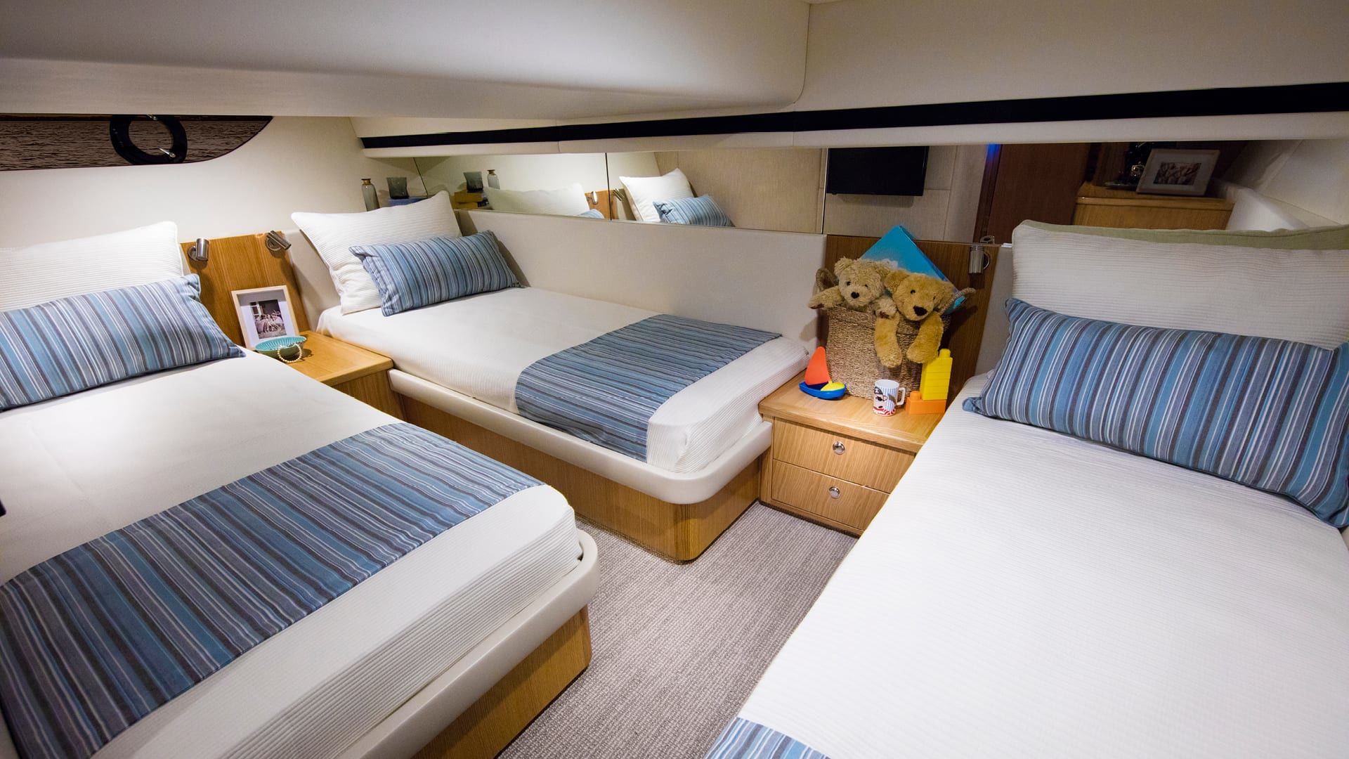 Riviera 395 SUV – Riviera 395 SUV Guest Stateroom 01 1