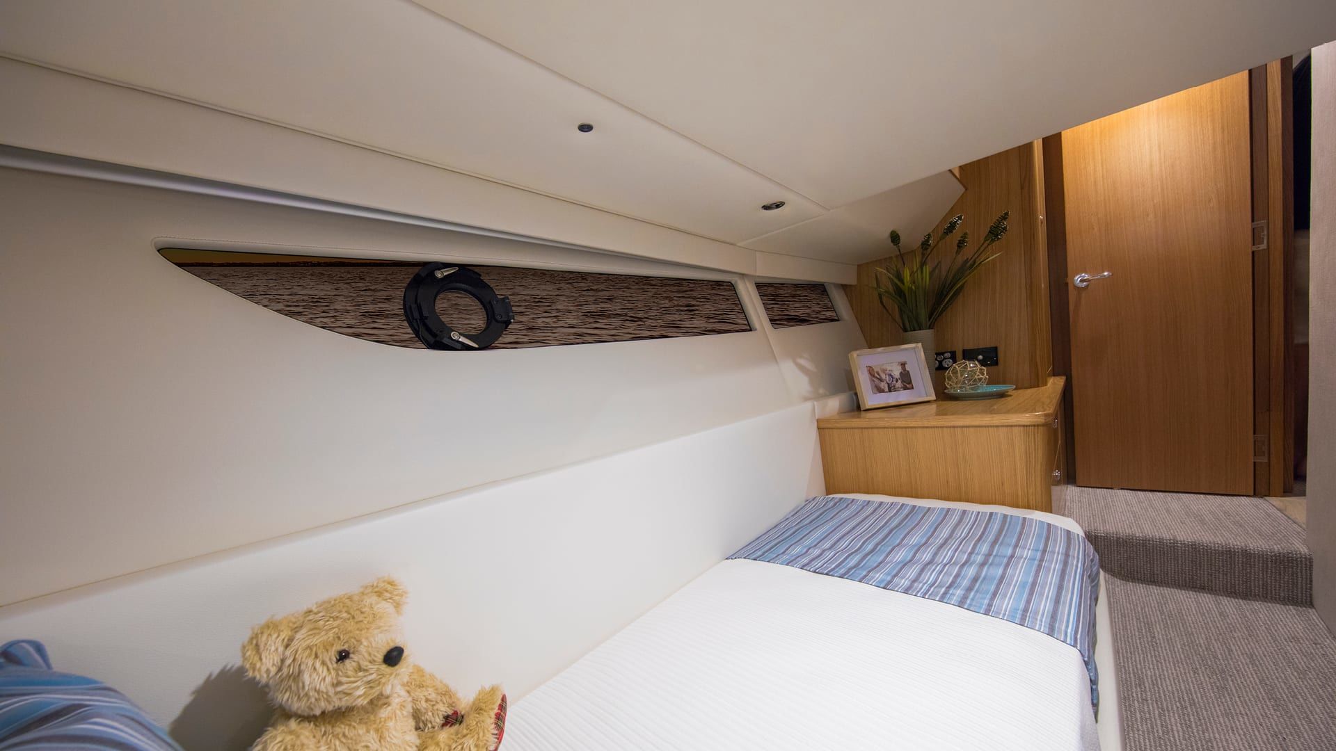 Riviera 395 SUV – Riviera 395 SUV Guest Stateroom 02 1