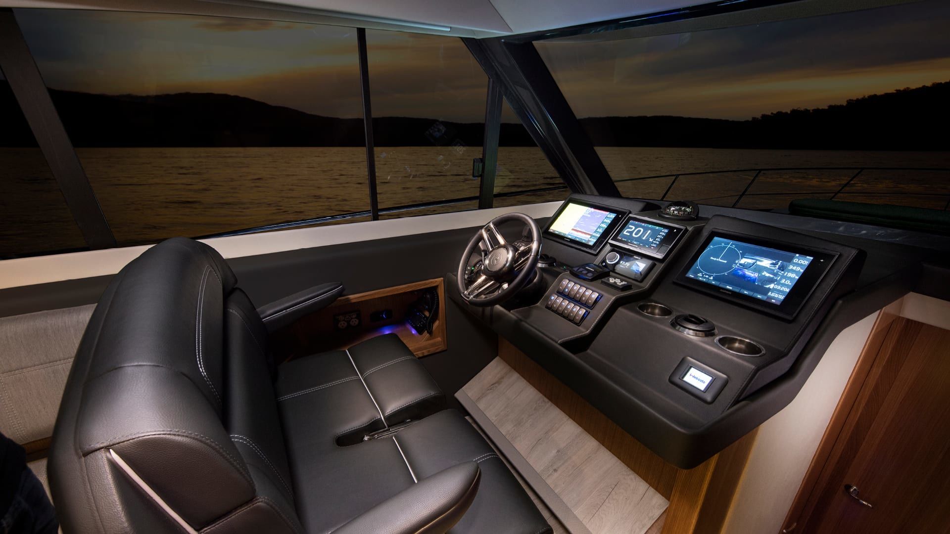 Riviera 395 SUV – Riviera 395 SUV Helm 1