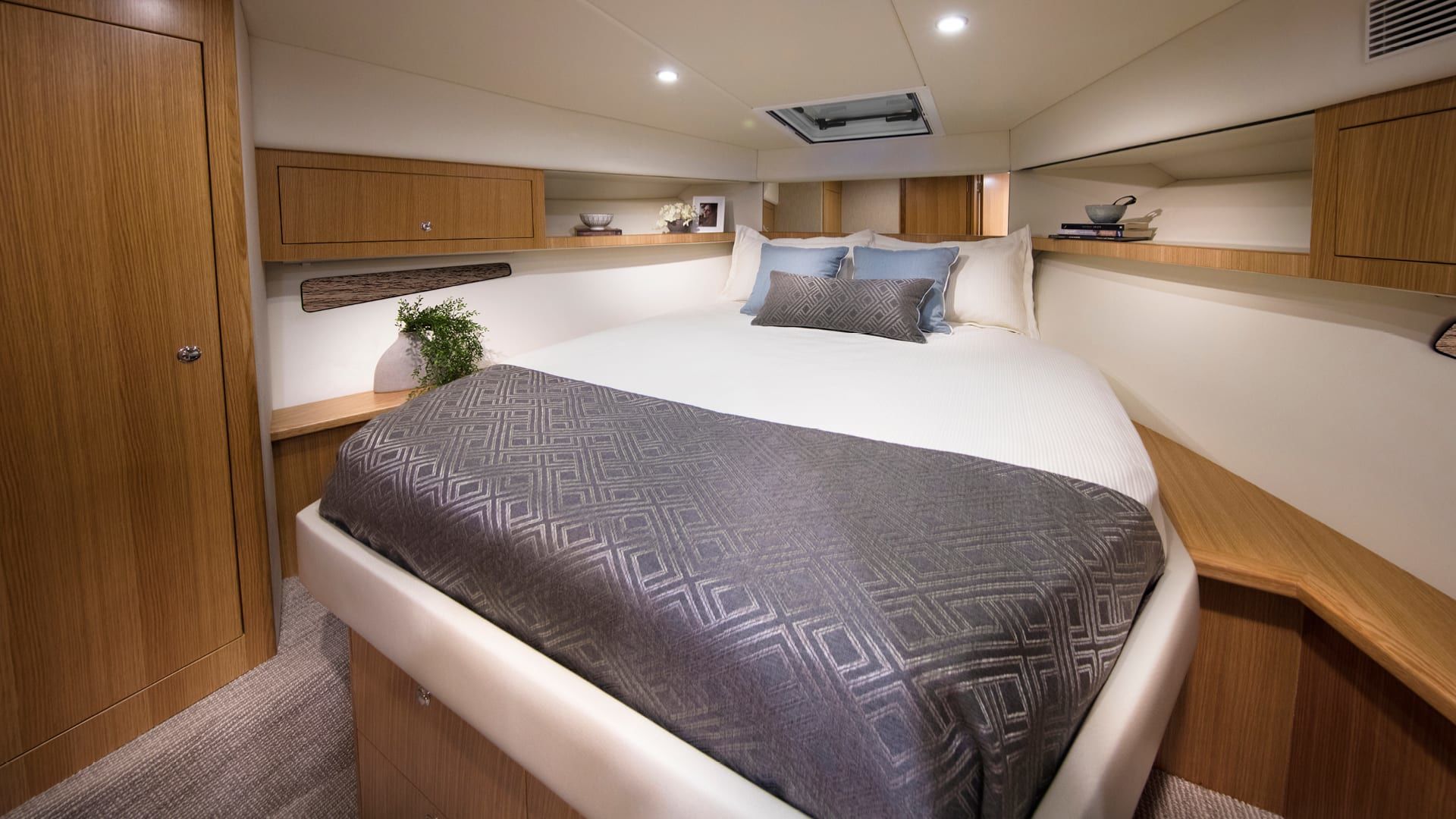 Riviera 395 SUV – Riviera 395 SUV Master Stateroom 01 1