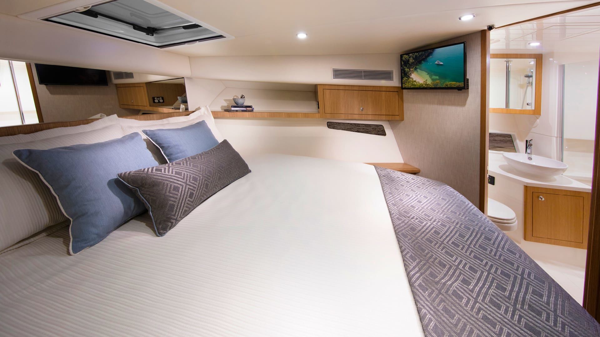 Riviera 395 SUV – Riviera 395 SUV Master Stateroom 02 1