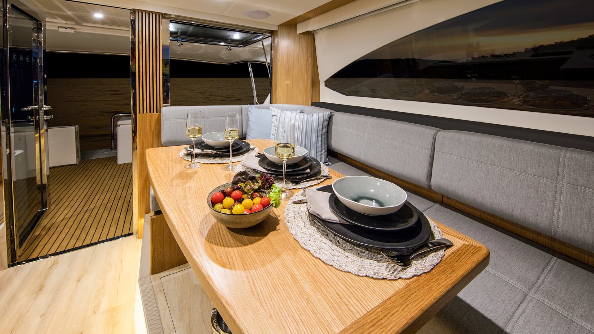 Riviera 395 SUV – Riviera 395 SUV Saloon Dining 1