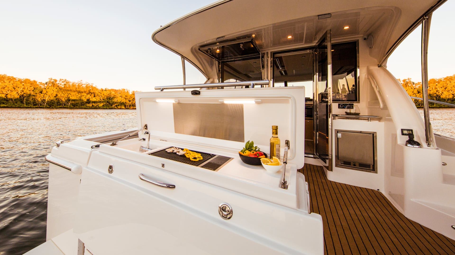 Riviera 395 SUV – Riviera 395 SUV Transom Barbecue Centre