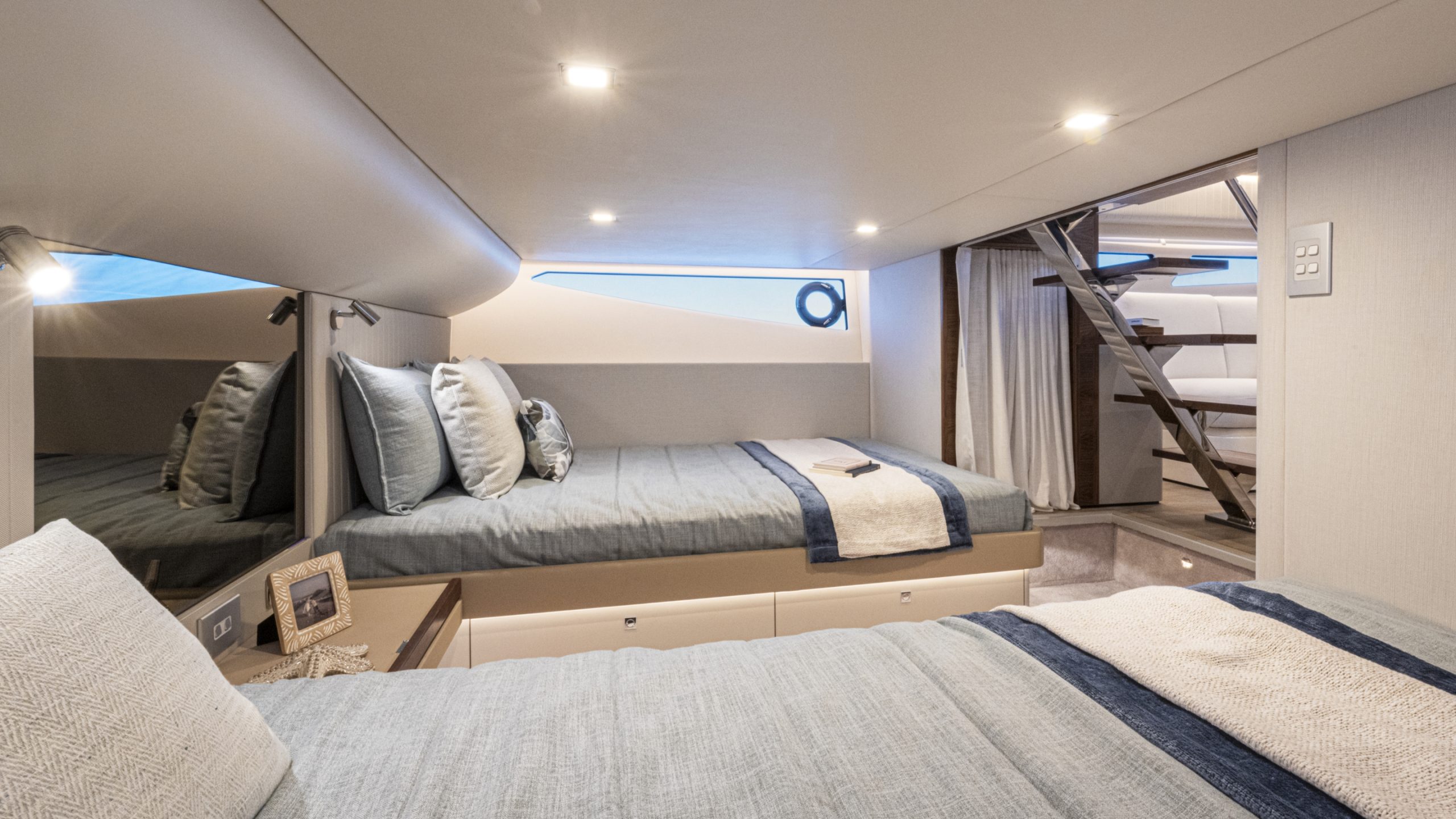 Riviera 4300 SE – Riviera 4300 Sports Express Aft Stateroom 01 scaled