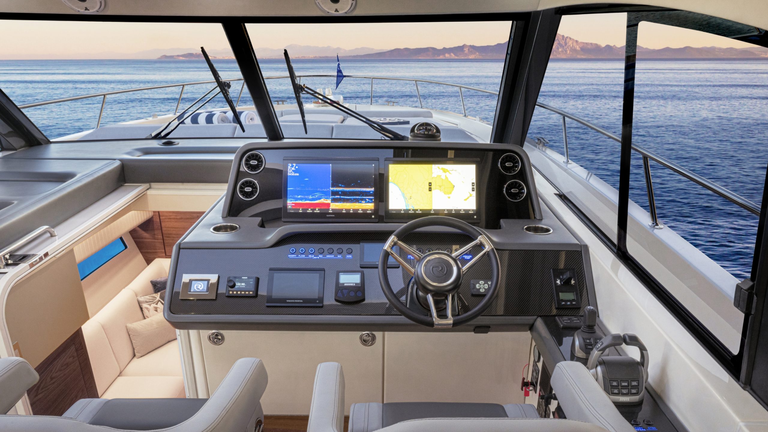 Riviera 4300 SE – Riviera 4300 Sports Express Helm 01 scaled
