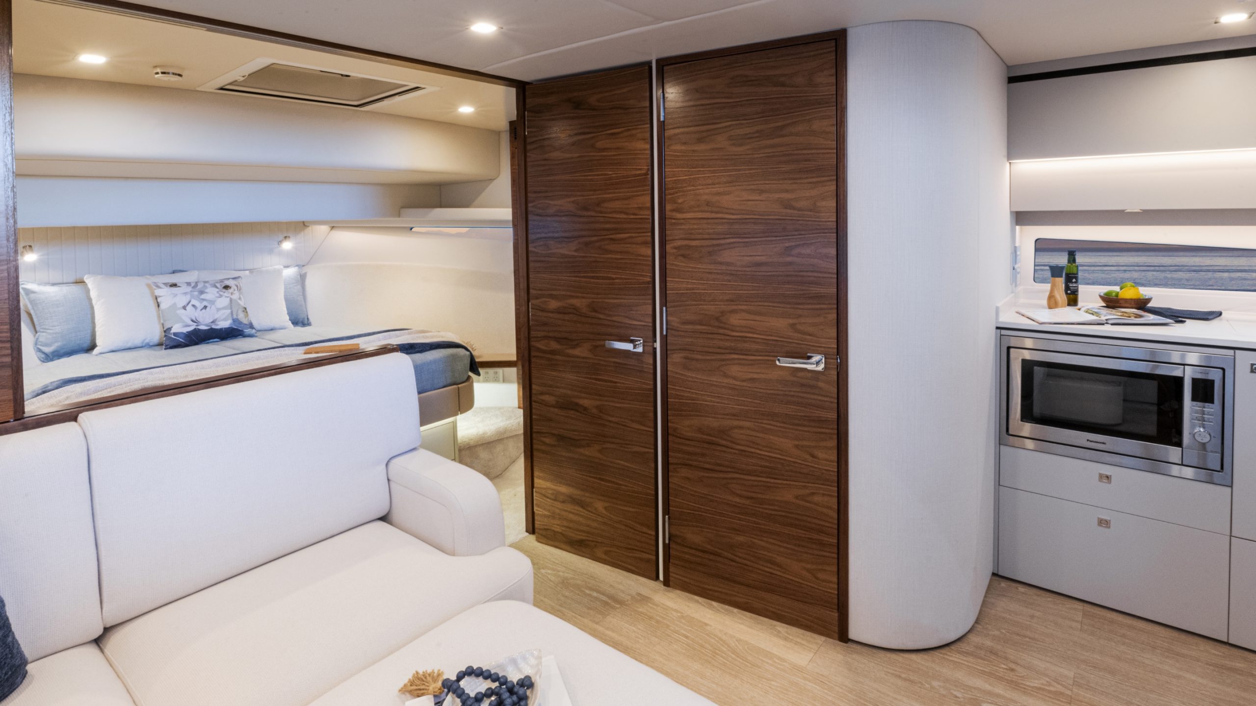 Riviera 4300 SE – Riviera 4300 Sports Express Living Deck 01 2 scaled
