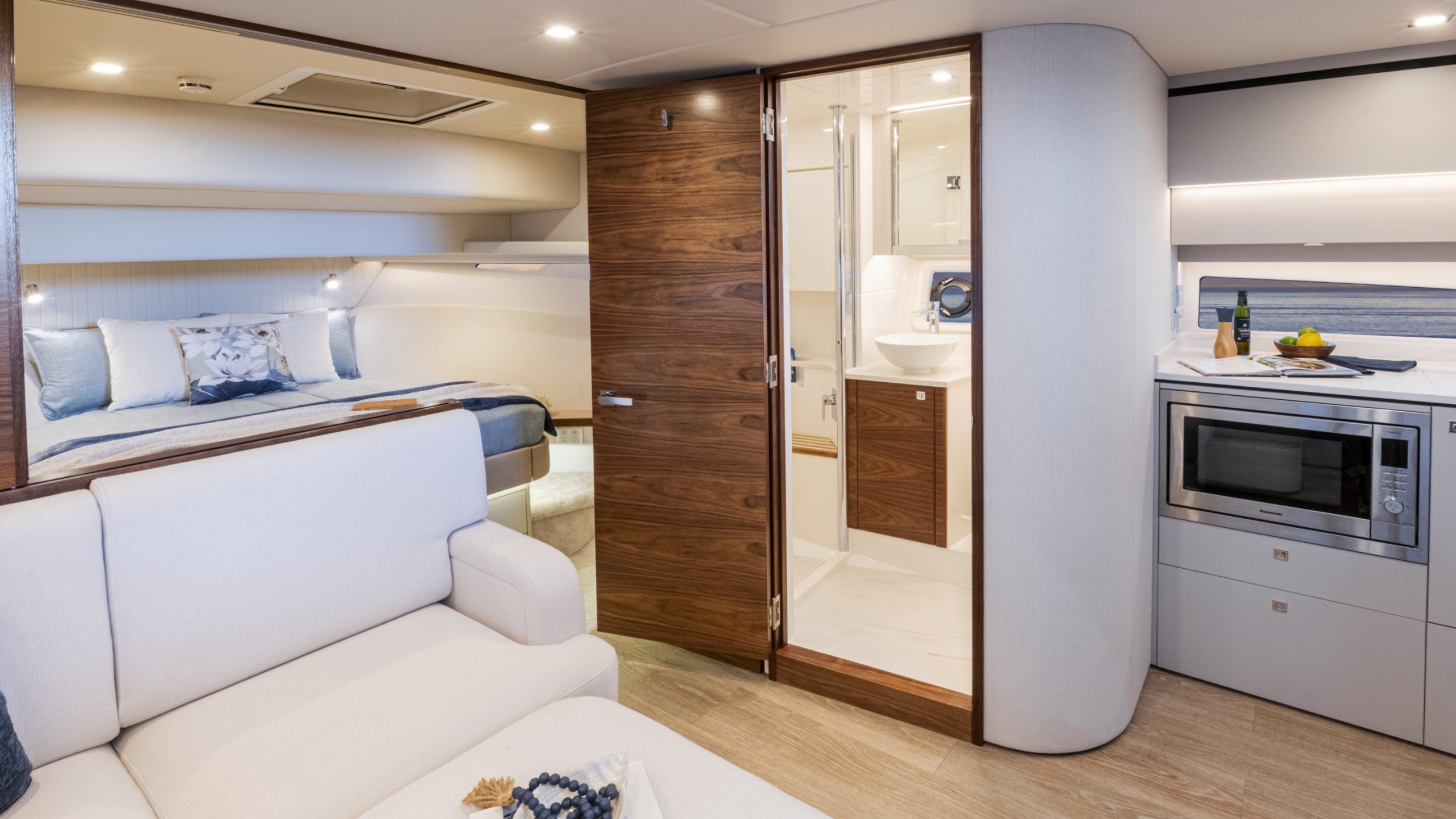 Riviera 4300 SE – Riviera 4300 Sports Express Living Deck 02 2 scaled