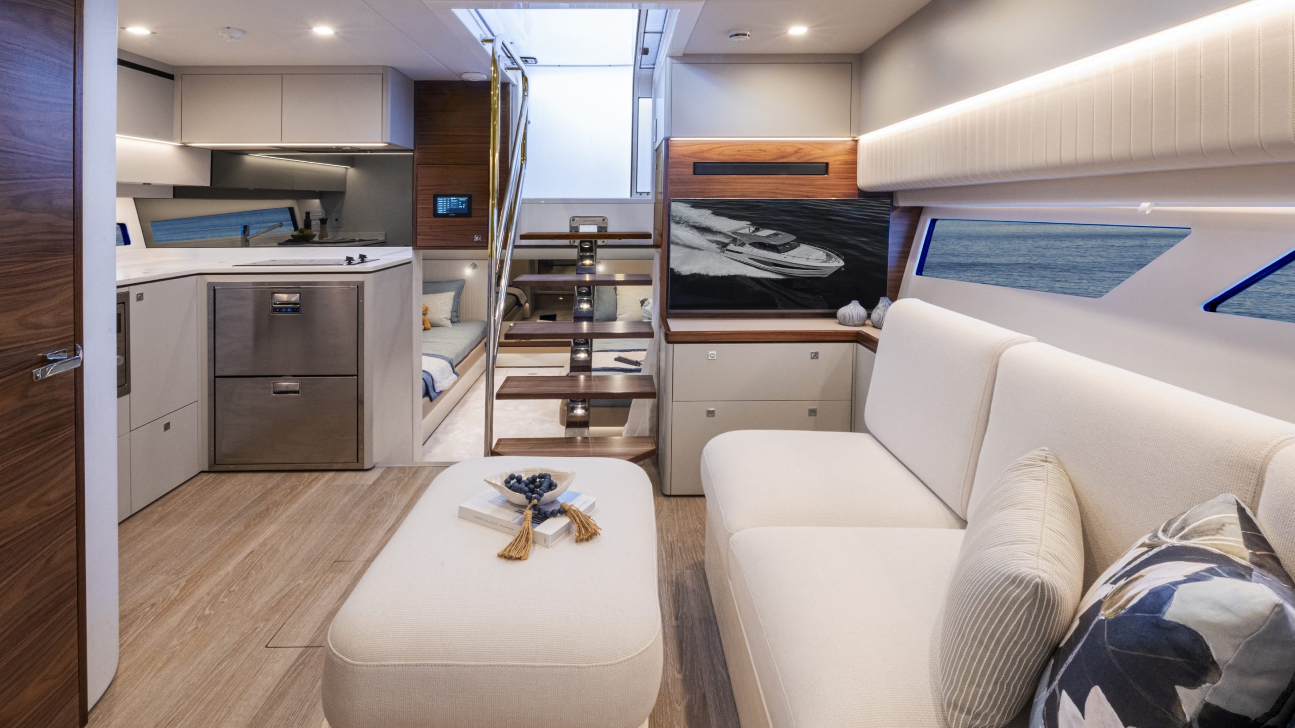 Riviera 4300 SE – Riviera 4300 Sports Express Living Deck 03 1 scaled