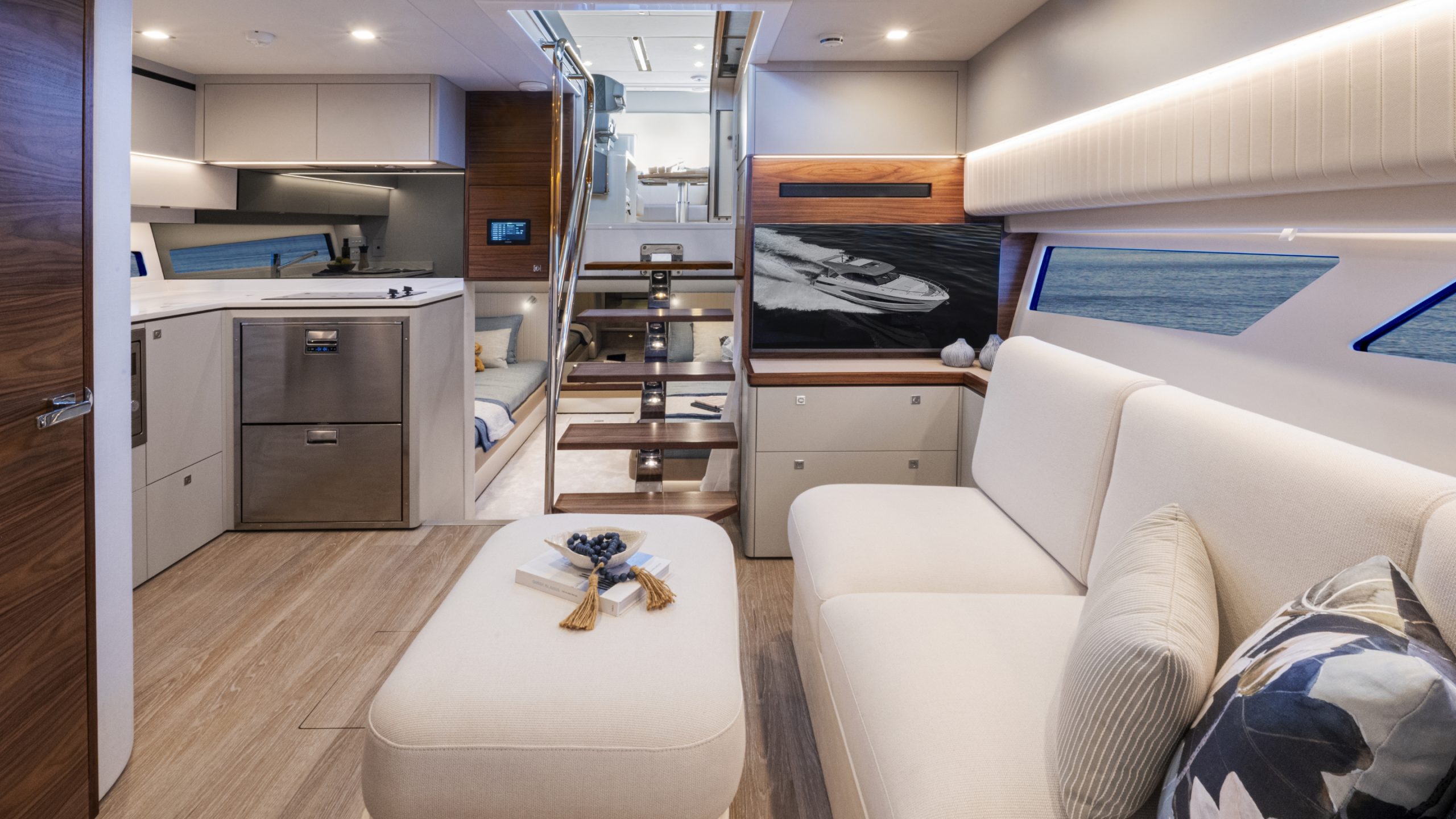 Riviera 4300 SE – Riviera 4300 Sports Express Living Deck 04 scaled