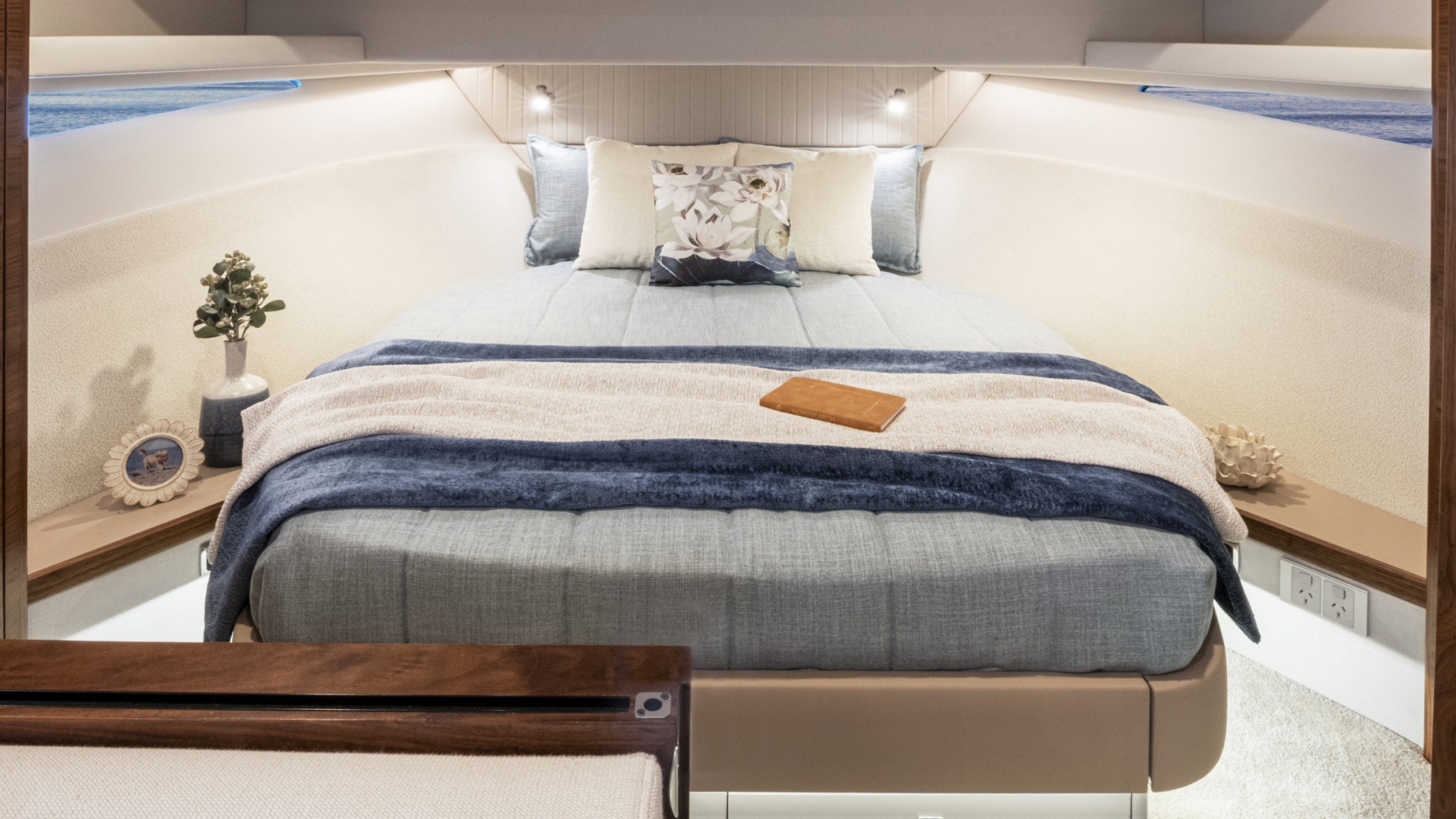 Riviera 4300 SE – Riviera 4300 Sports Express Master Stateroom 01 scaled