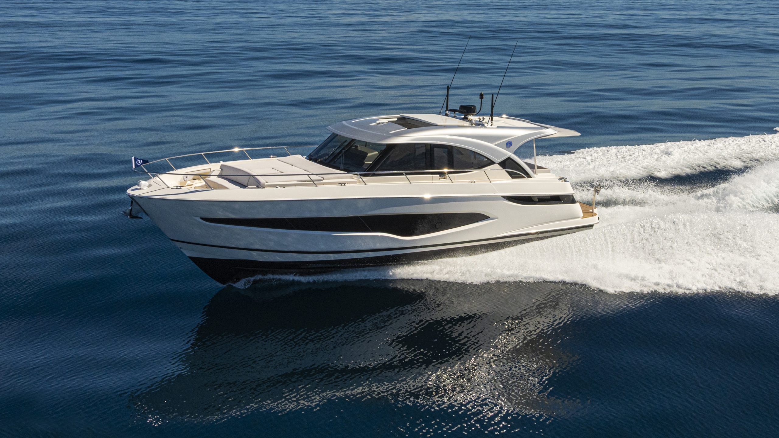 Riviera 4300 SE – Riviera 4300 Sports Express Running 04 scaled