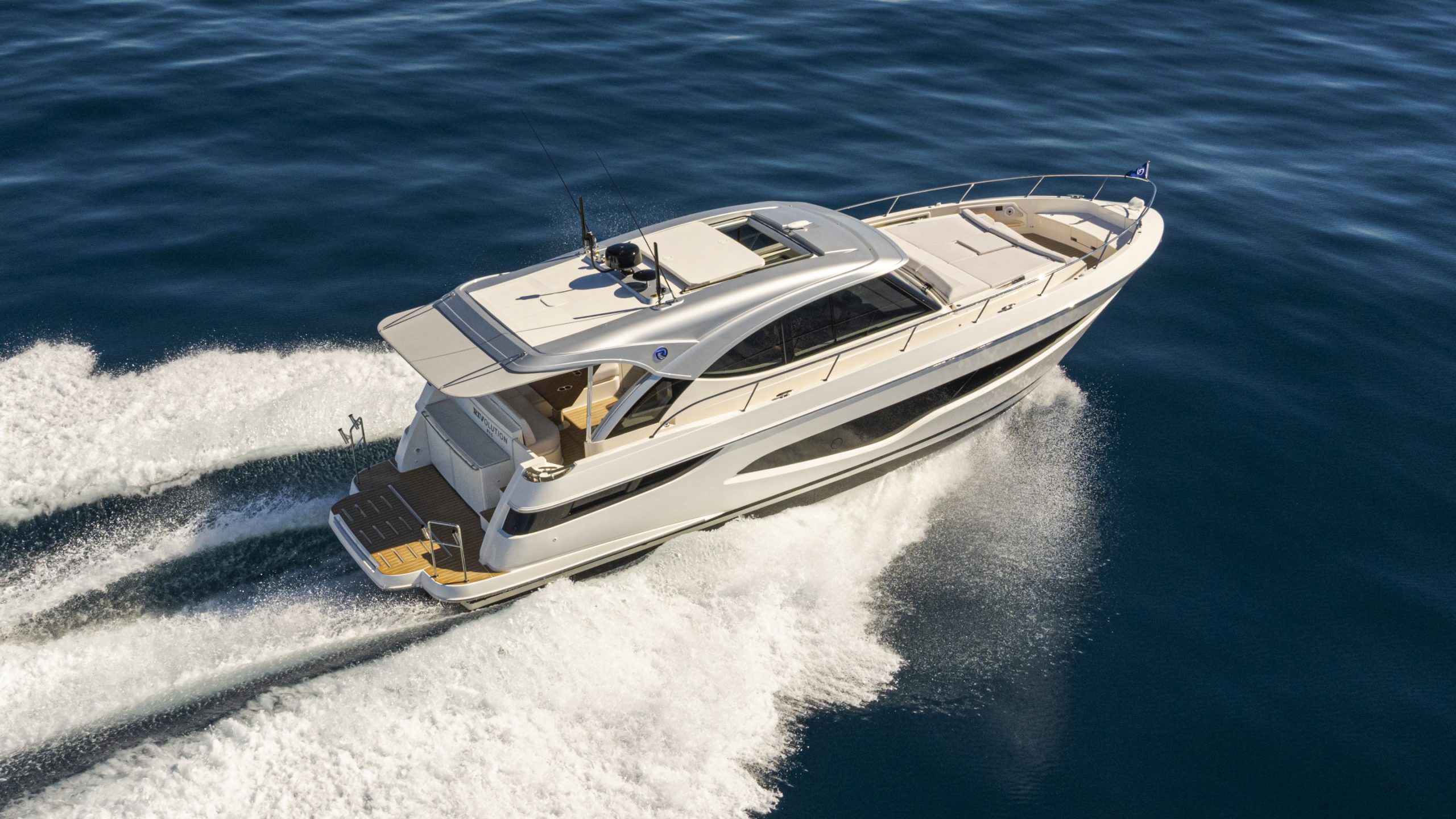 Riviera 4300 SE – Riviera 4300 Sports Express Running 06 scaled