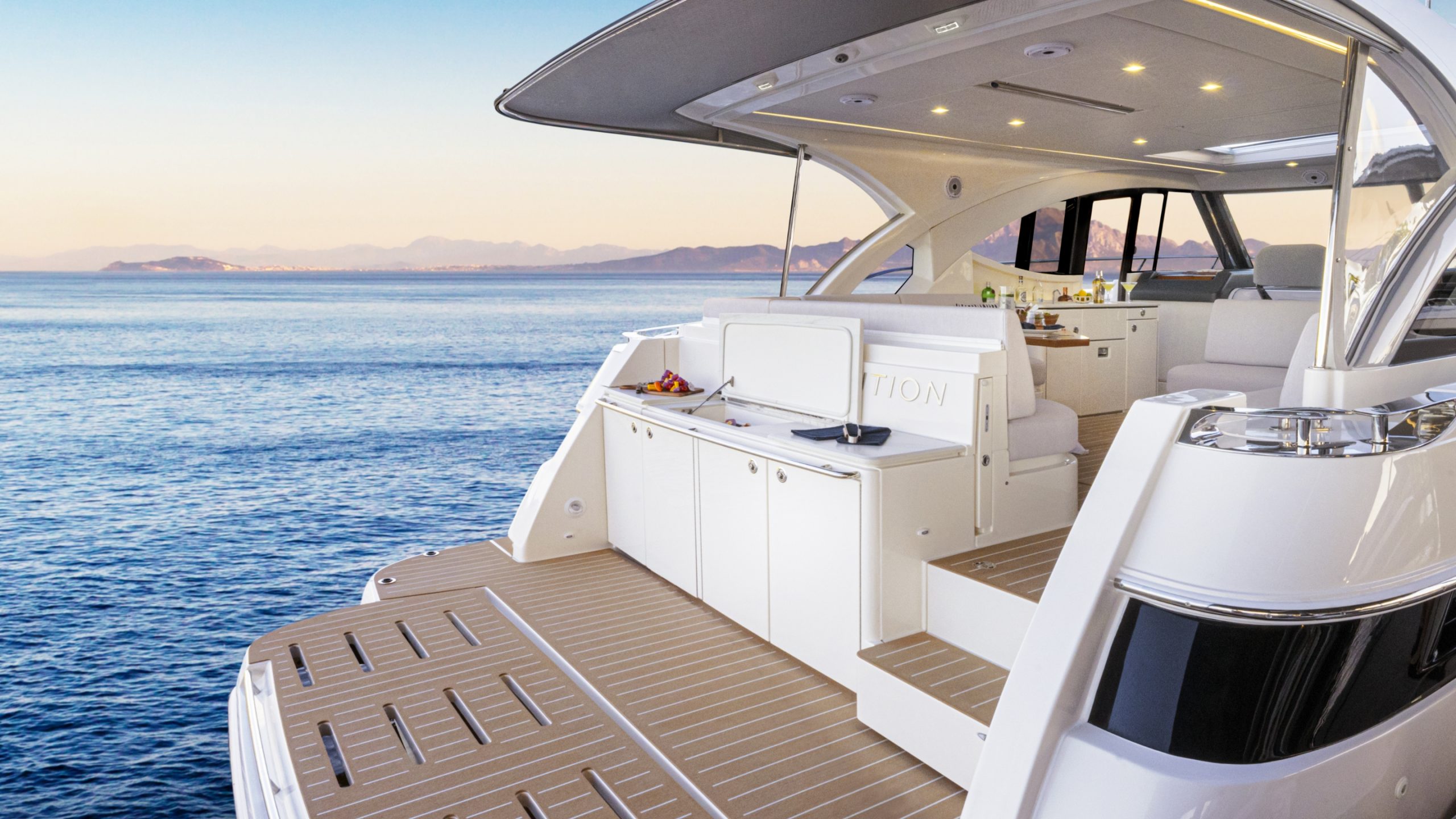 Riviera 4300 SE – Riviera 4300 Sports Express Sea Deck 01 scaled