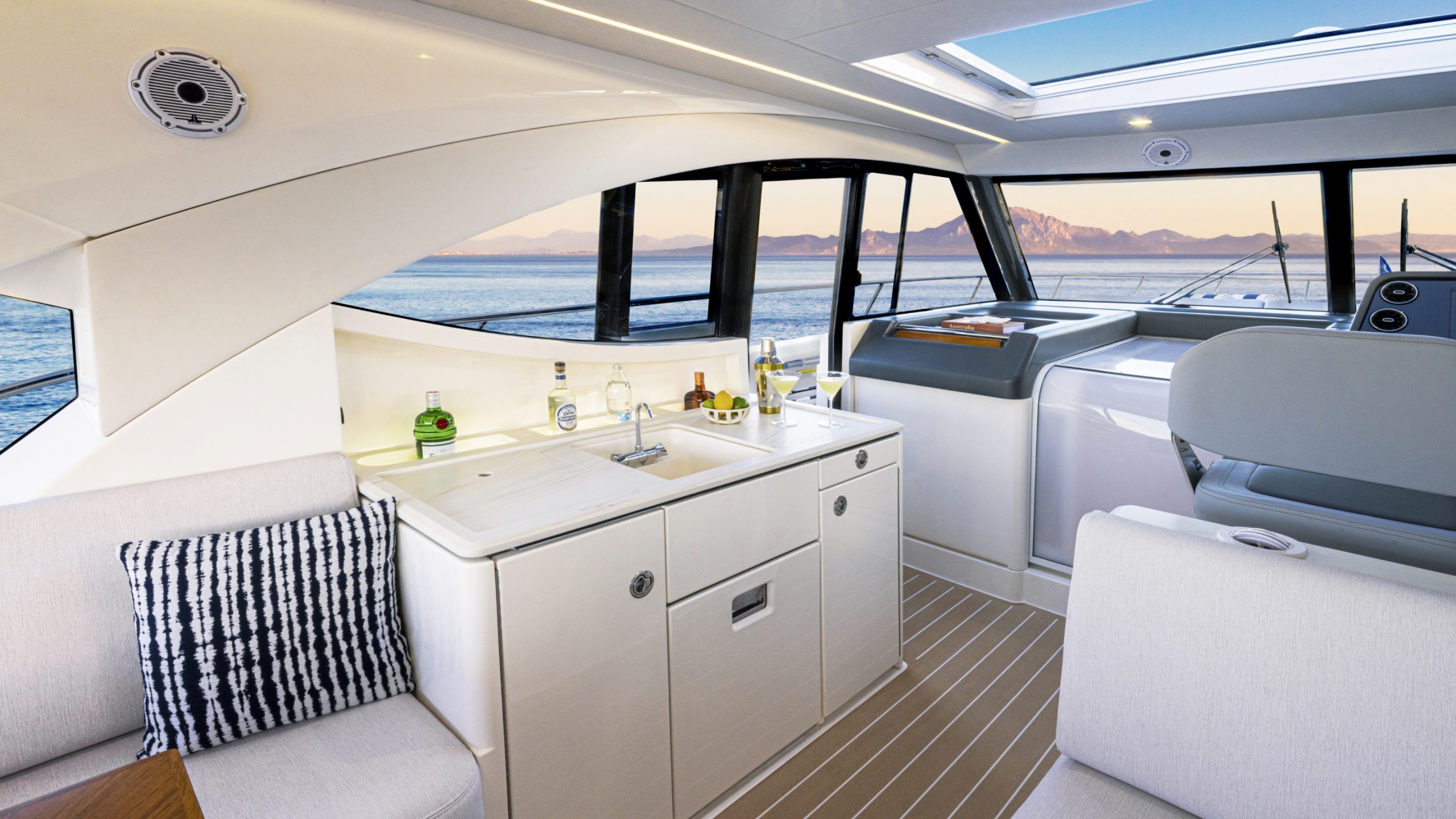 Riviera 4300 SE – Riviera 4300 Sports Express Sports Deck 02 1 scaled