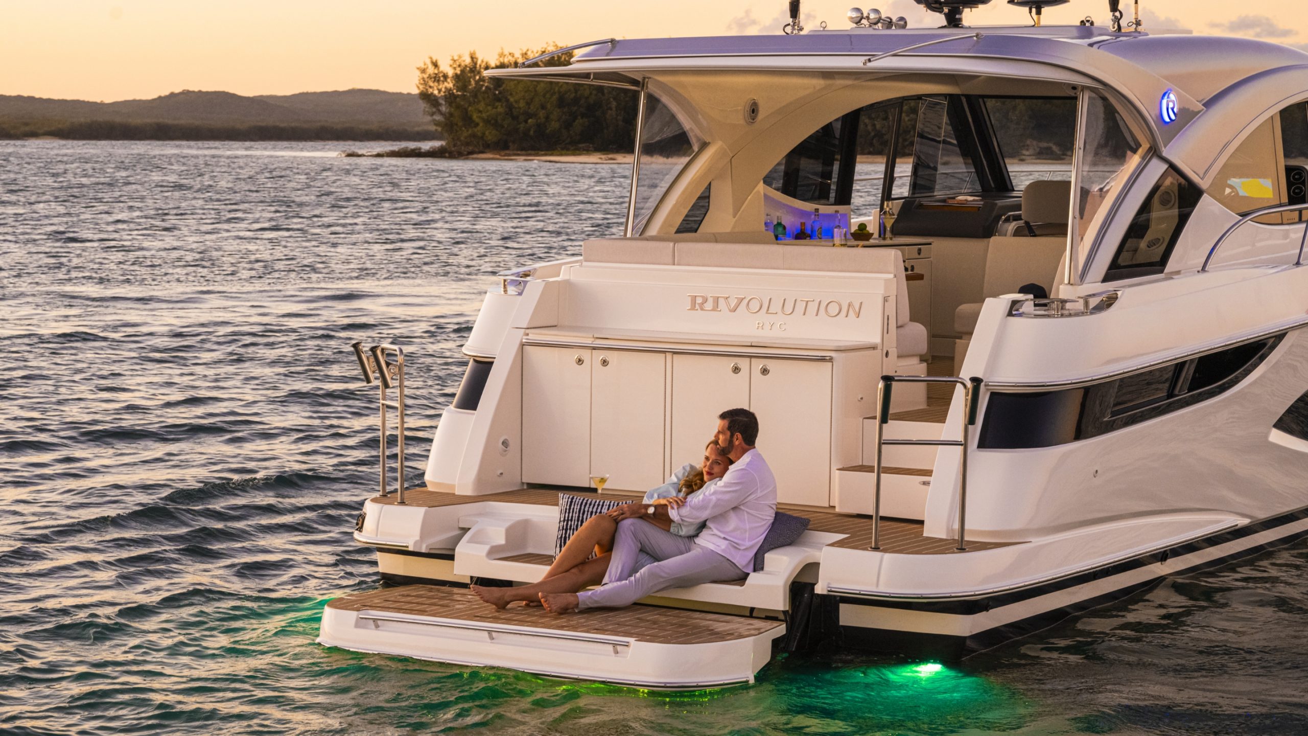 Riviera 4300 SE – Riviera 4300 Sports Express Sunset Sea Deck 02 scaled