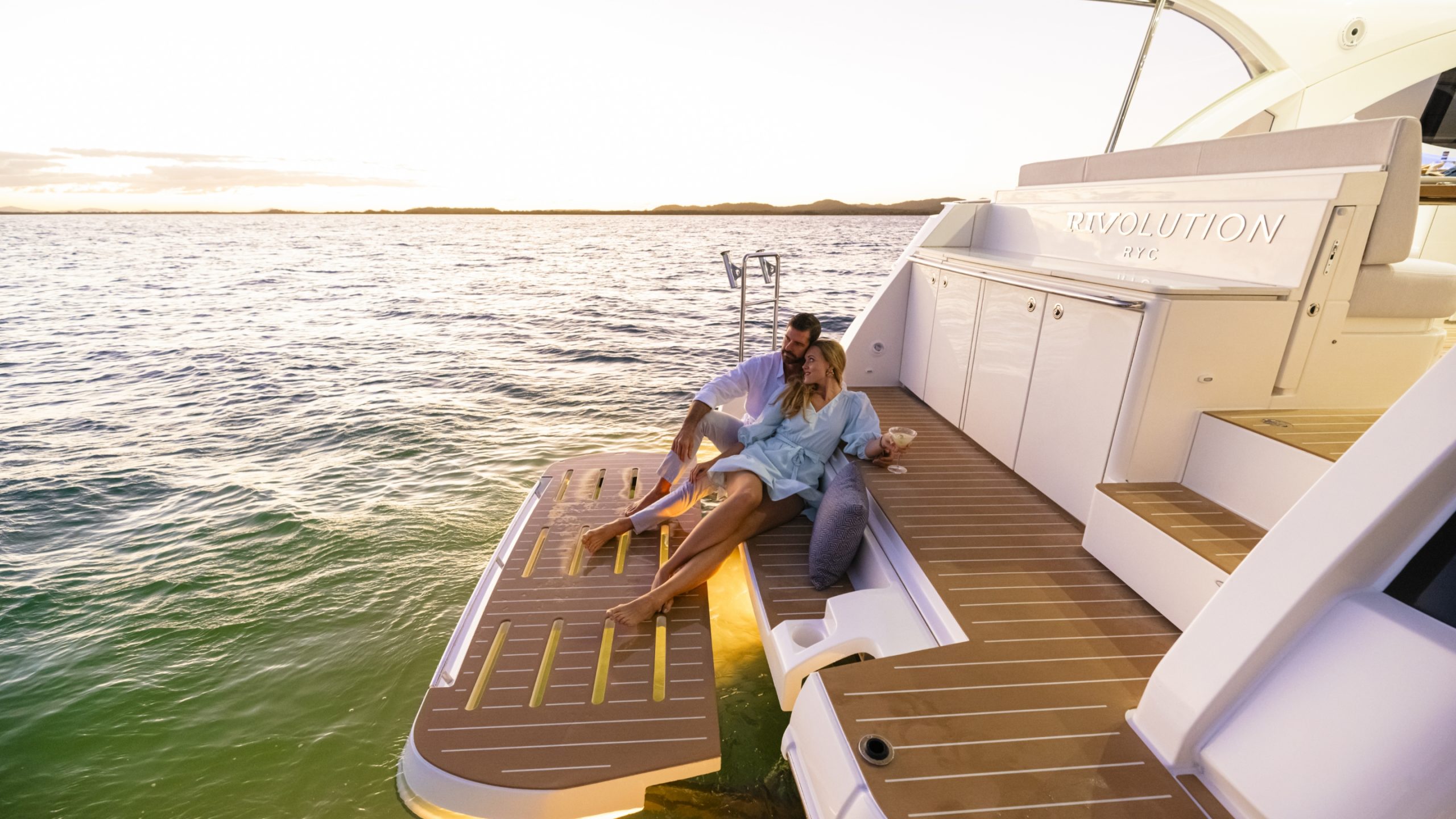 Riviera 4300 SE – Riviera 4300 Sports Express Sunset Sea Deck 03 scaled