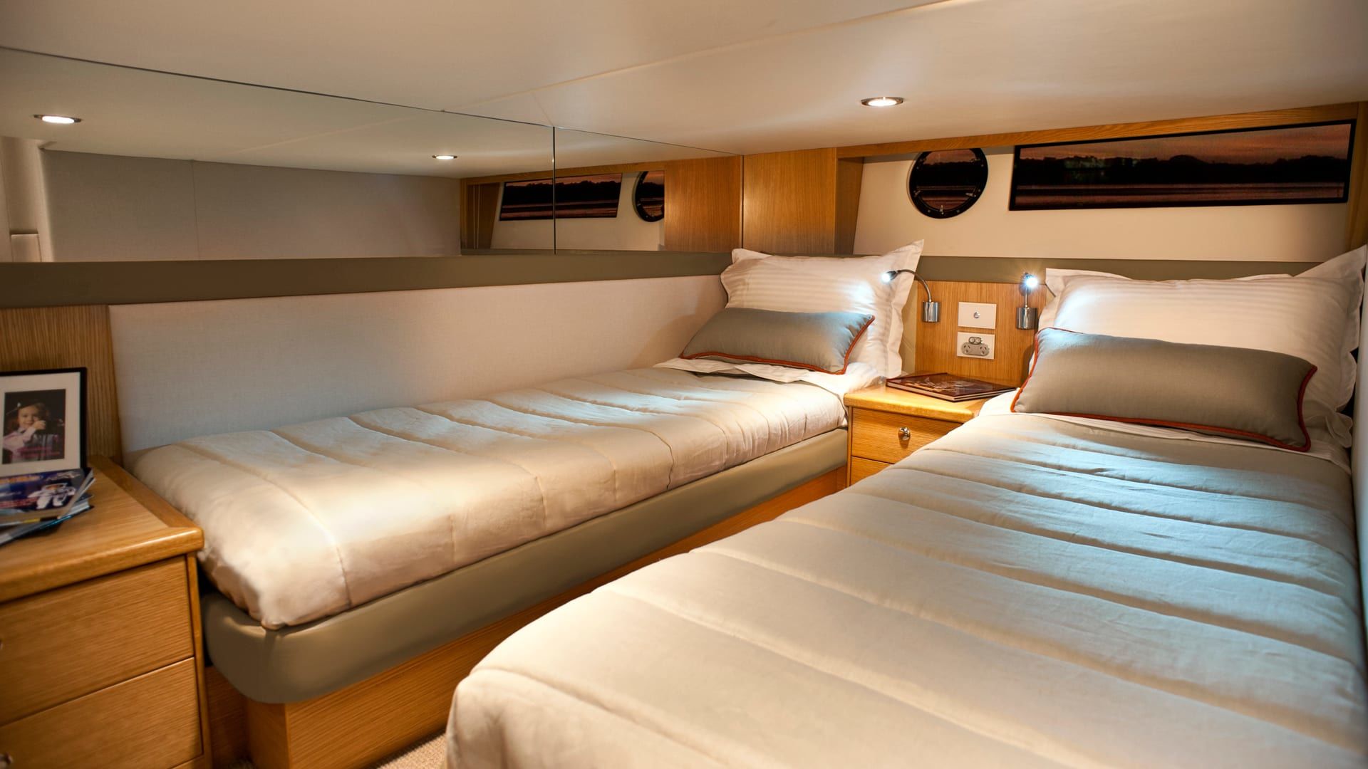 Riviera 445 SUV – Riviera 445 SUV Guest Stateroom 01