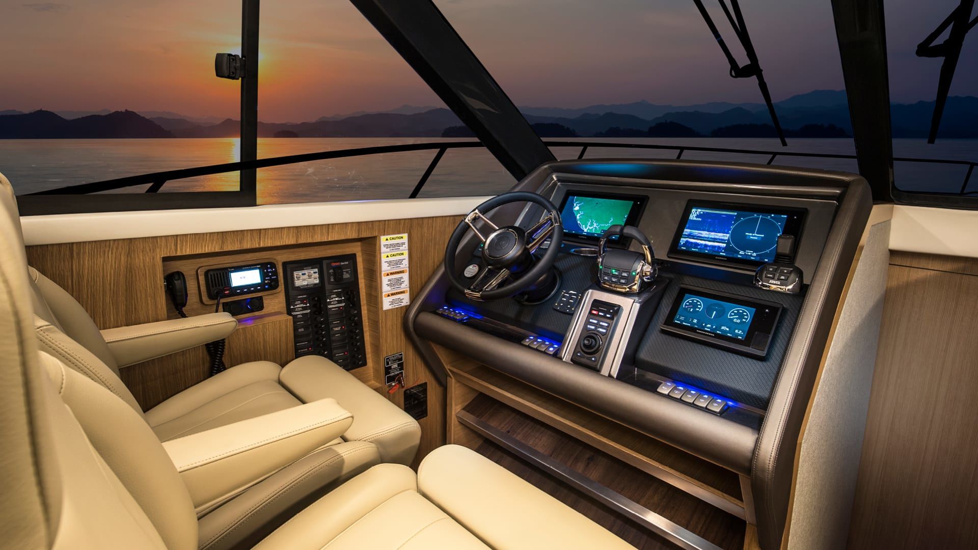 Riviera 445 SUV – Riviera 445 SUV Helm 01