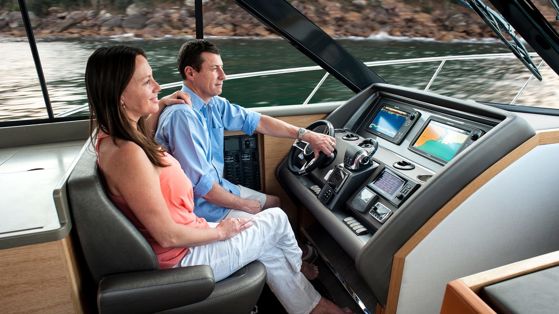 Riviera 445 SUV – Riviera 445 SUV Helm 02